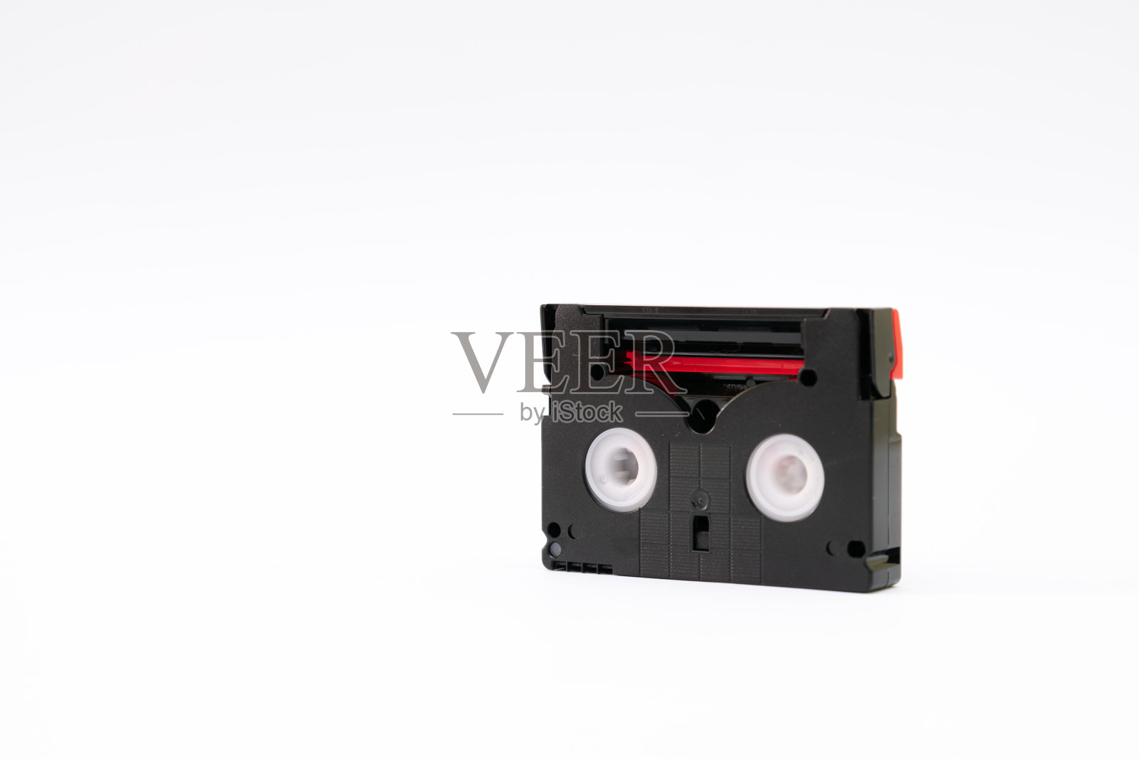 复古的迷你DV磁带用于录制视频回来在一天。塑料，磁性，模拟胶片磁带上的白色背景照片摄影图片