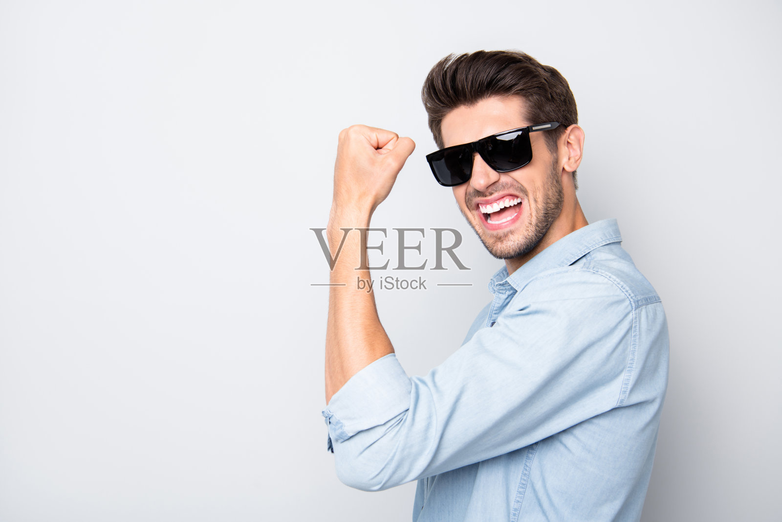 兴奋的照片，高兴的欣喜若狂的男人兴奋地去度假孤立在灰色的背景照片摄影图片