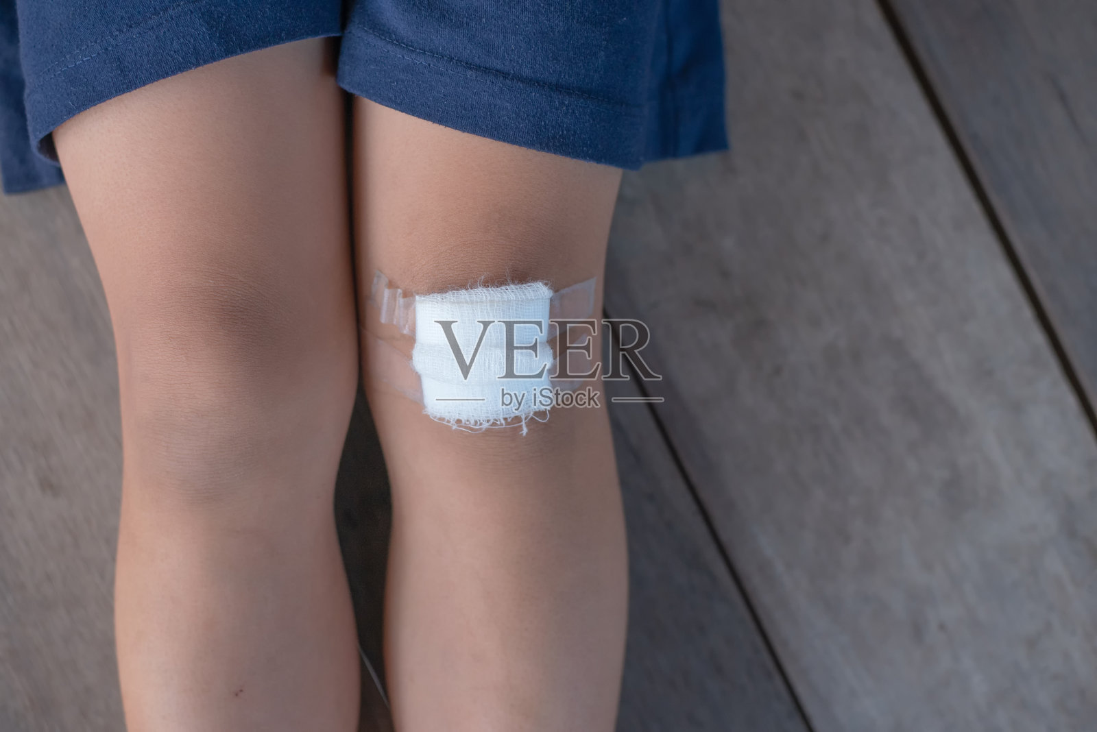 孩子用石膏预防病原体。照片摄影图片