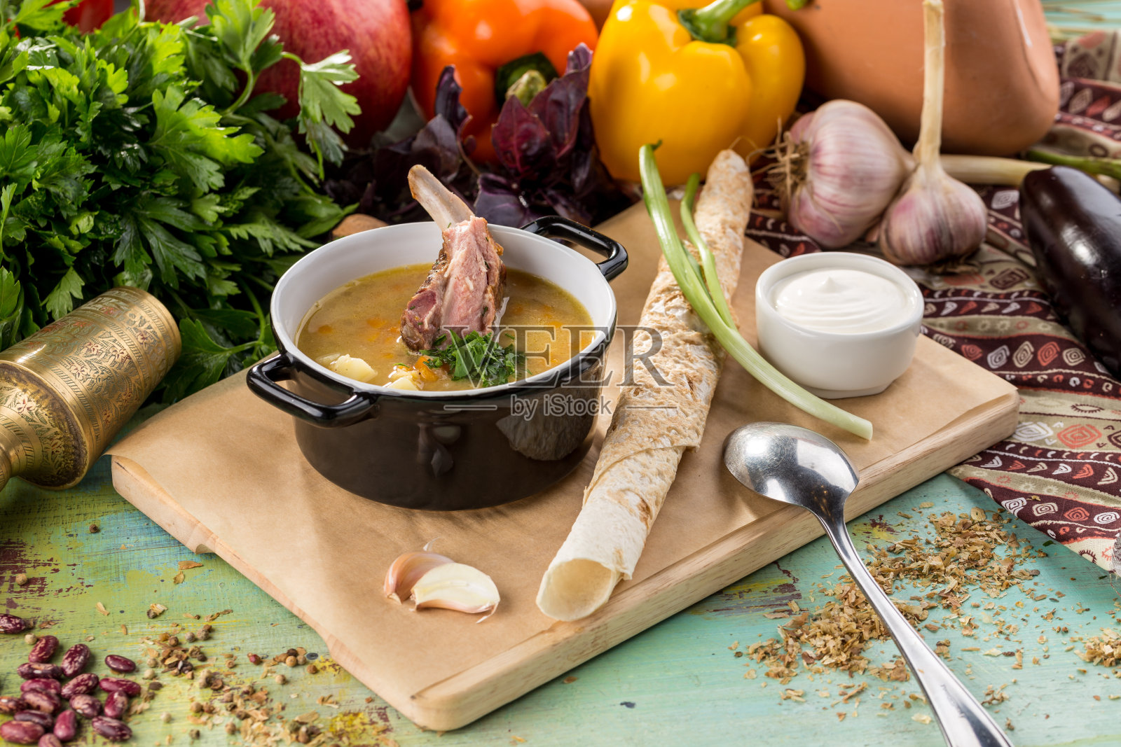蓝木桌上炖羊肉汤照片摄影图片