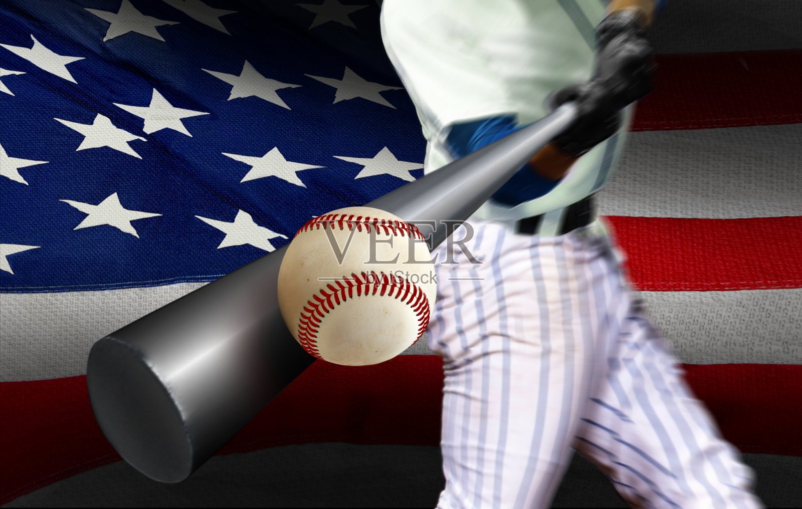 棒球运动员以美国国旗为背景击球照片摄影图片