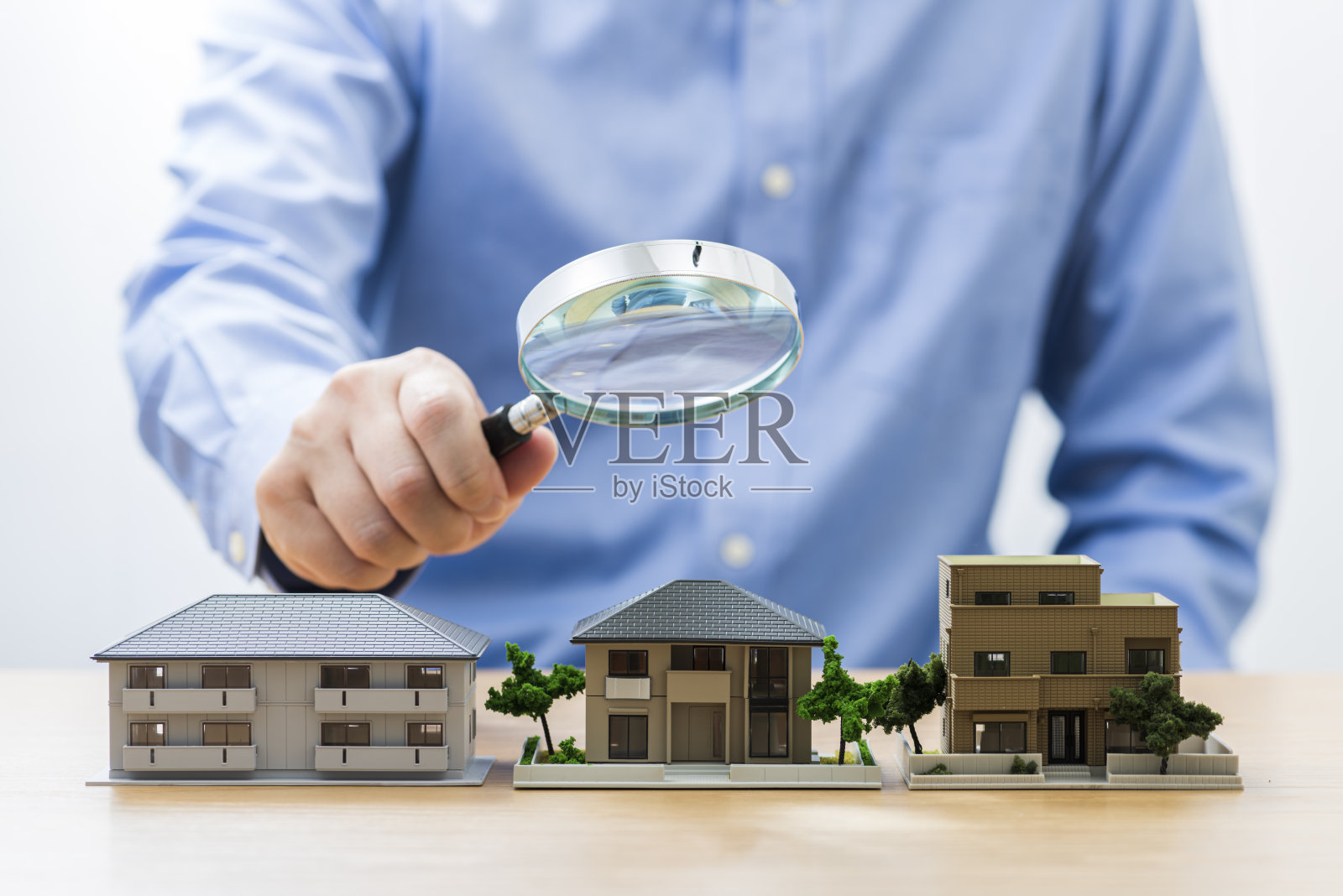 穿着建筑模型衬衫的男人照片摄影图片