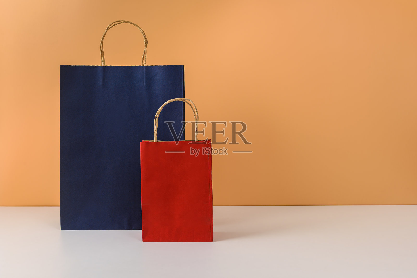 模型的空白工艺包装或彩色纸购物袋与处理照片摄影图片