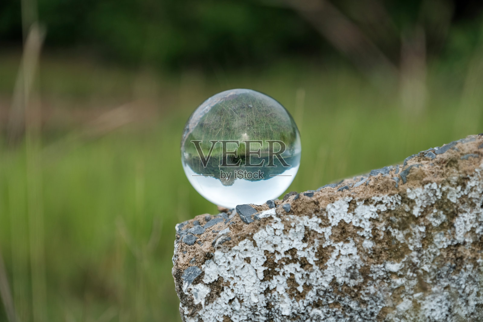 透过水晶球看大自然照片摄影图片