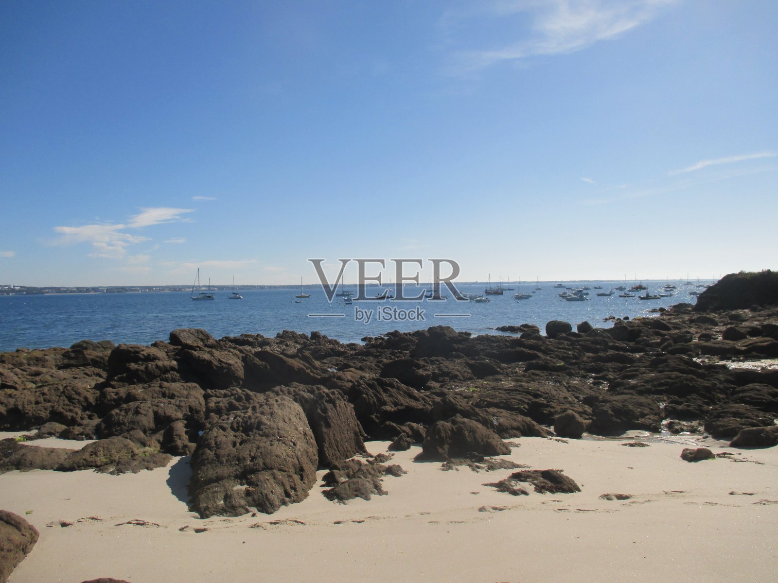 落潮的岩石海岸海滩度假村湾的康纳诺照片摄影图片