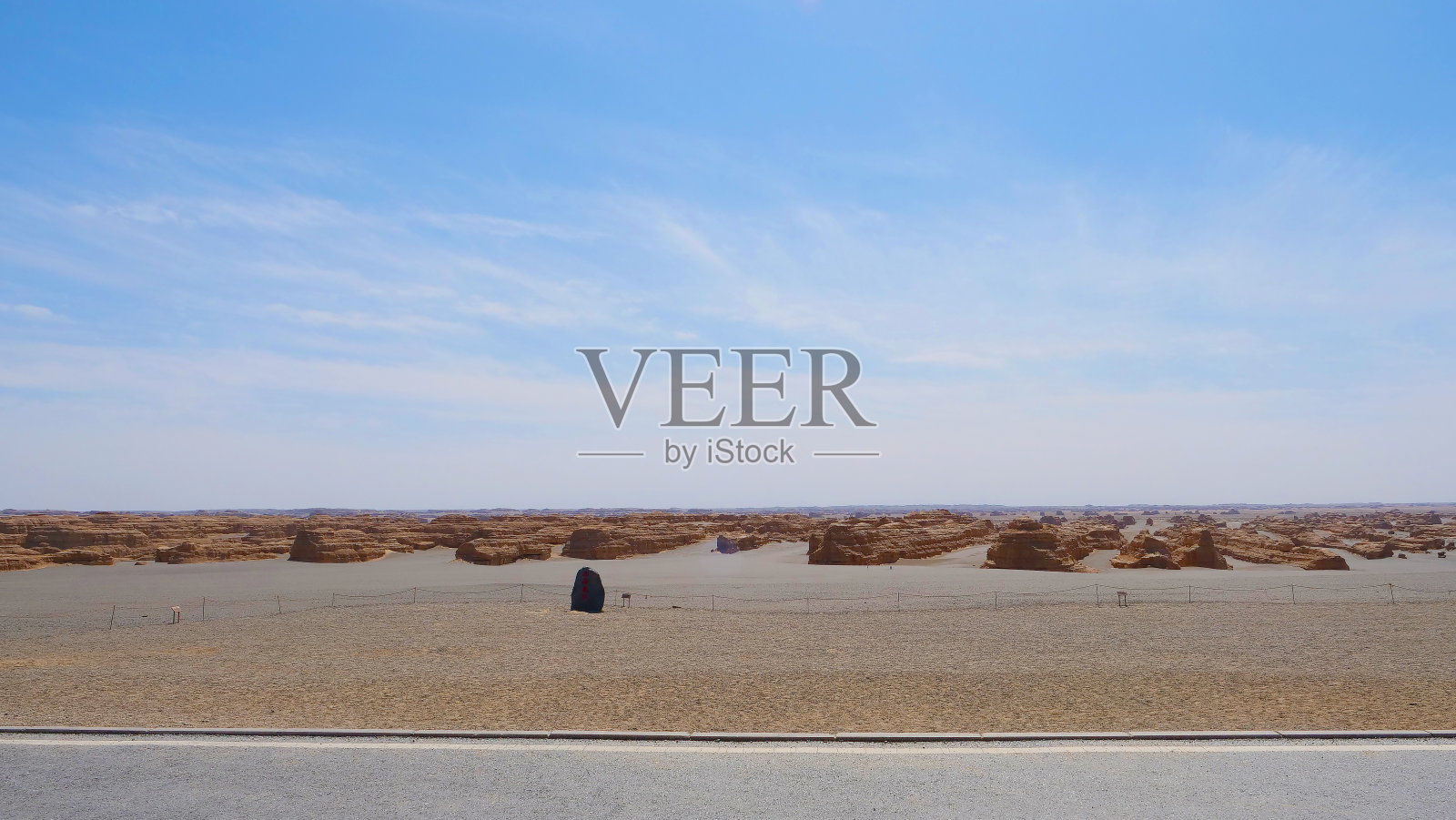 中国甘肃敦煌联合国教科文组织世界地质公园碧空下的雅丹地貌自然景观。照片摄影图片