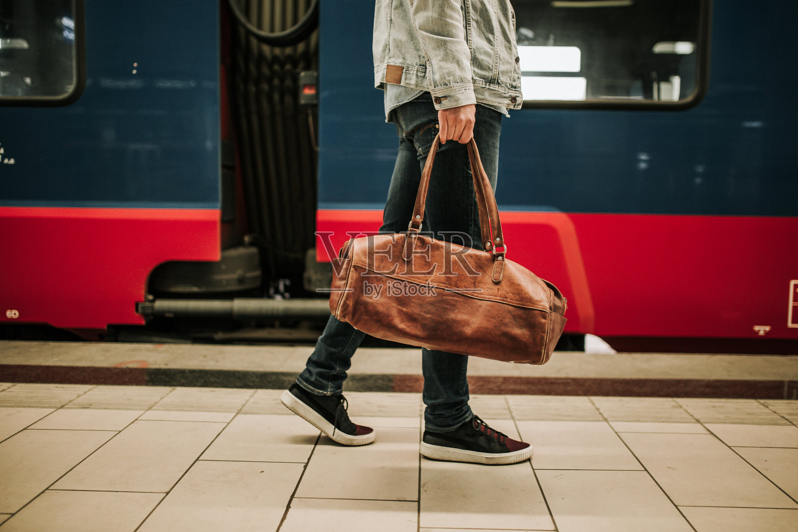 旅客离开城市照片摄影图片