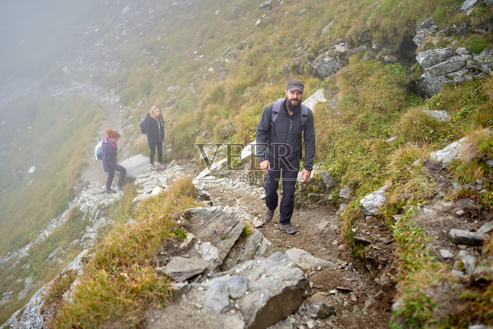 人们背着背包徒步进入山里照片摄影图片