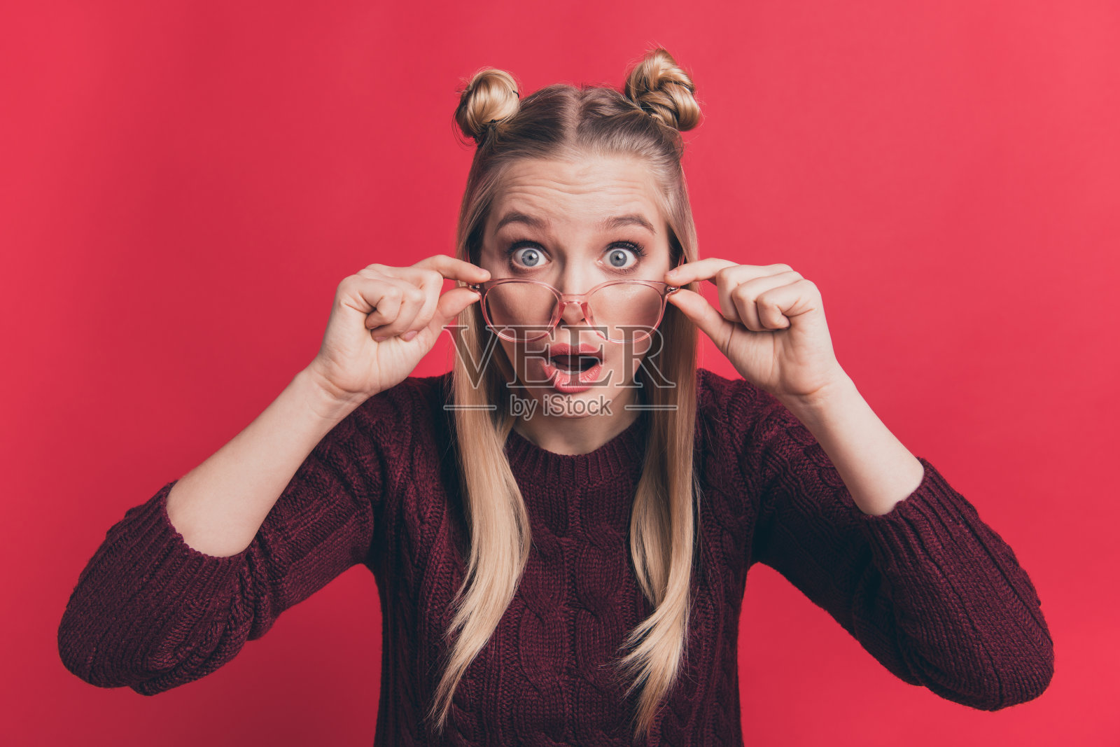 帮助我。照片惊人的女士摘掉视力眼镜，没有看到所有的眼睛全恐惧穿针织套衫孤立的柔和的红色背景照片摄影图片