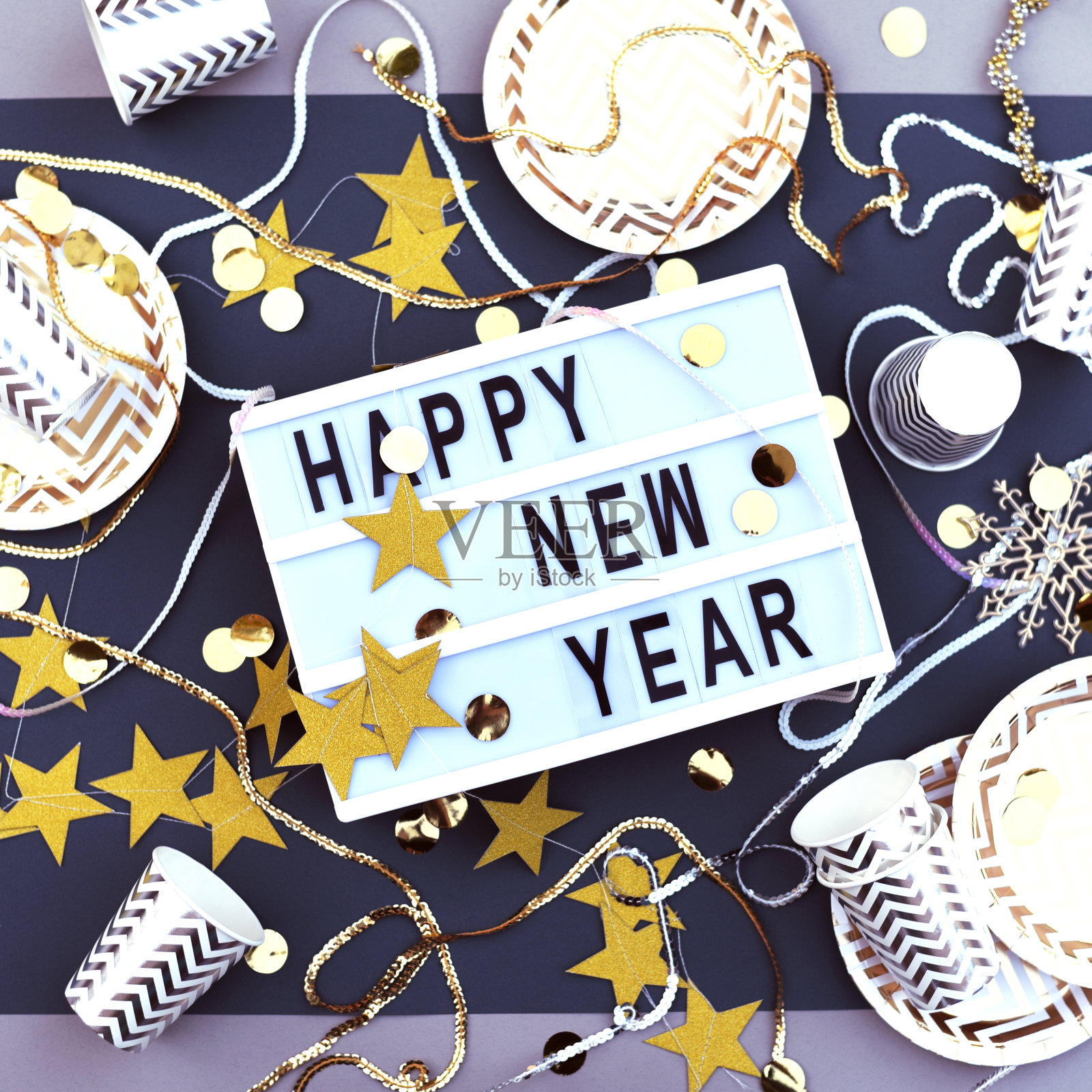 上面写着新年快乐的灯箱。照片摄影图片