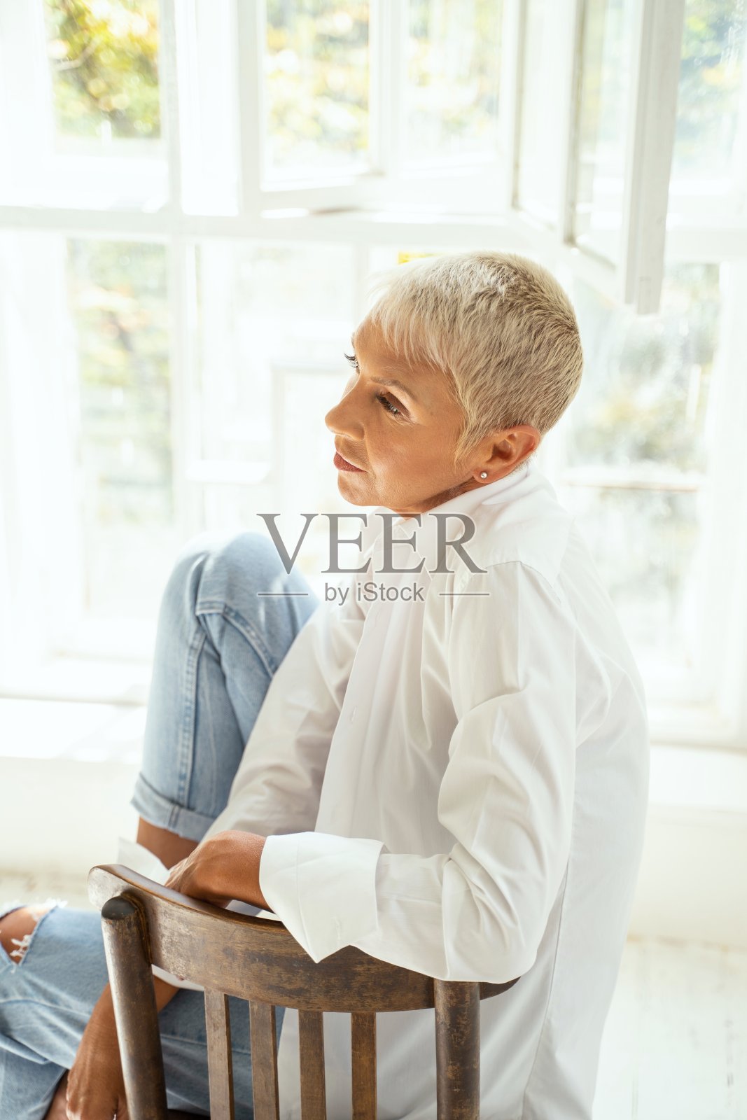 有魅力的金发女人在思考她的人生照片摄影图片