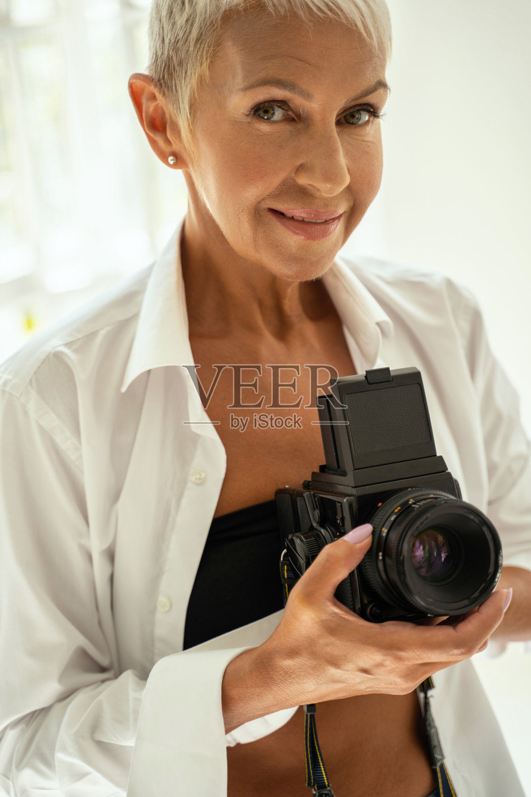 快乐的老女人要在镜头前摆姿势了照片摄影图片