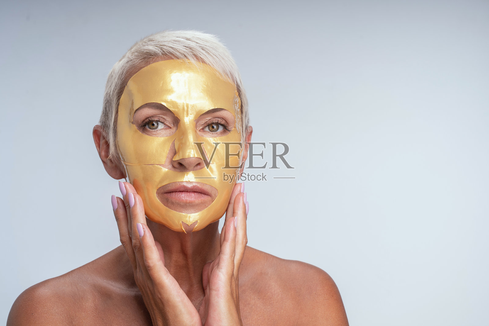 一个严肃的金发女人在做脸部手术照片摄影图片