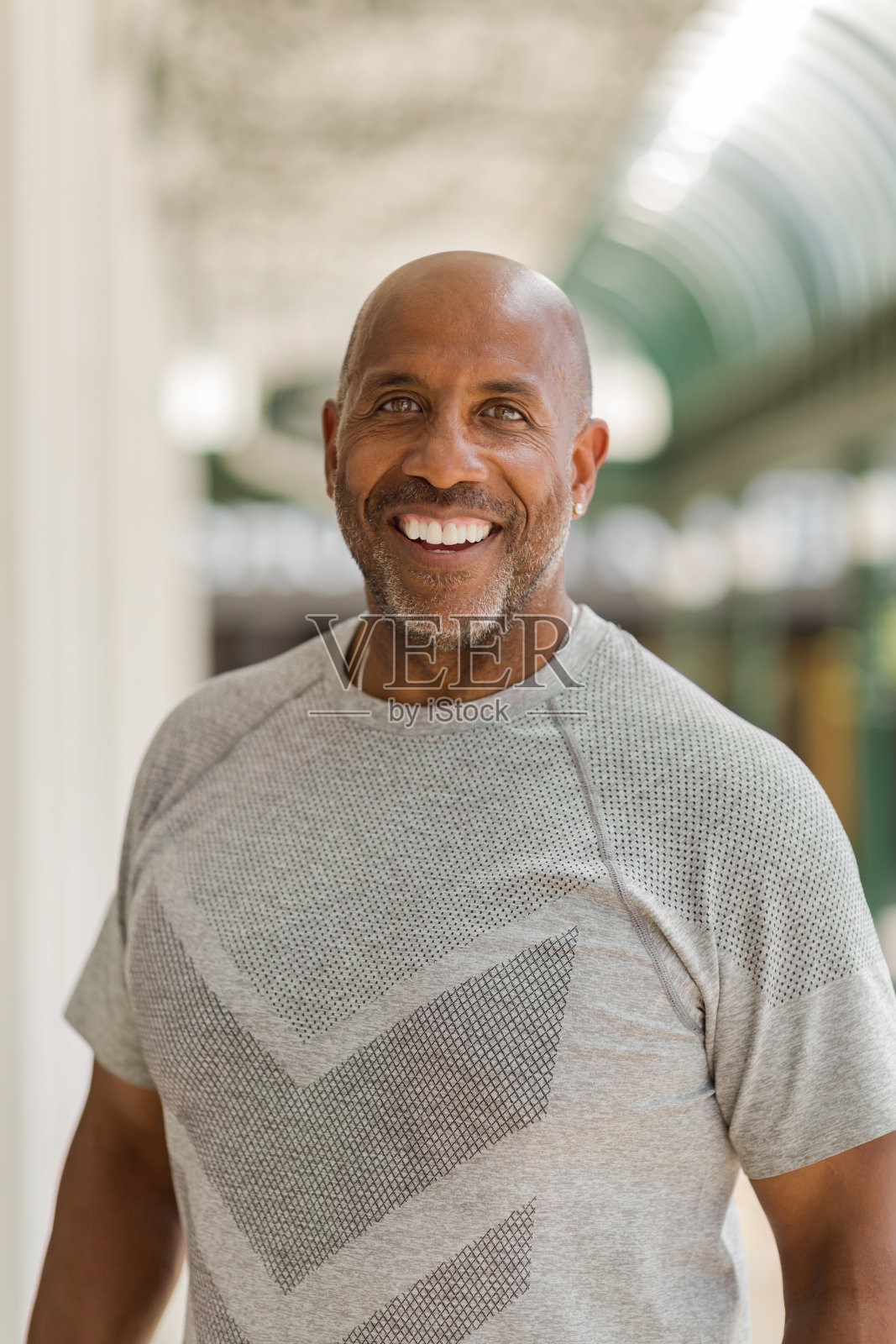 快乐成熟的非裔美国人在外面微笑。照片摄影图片