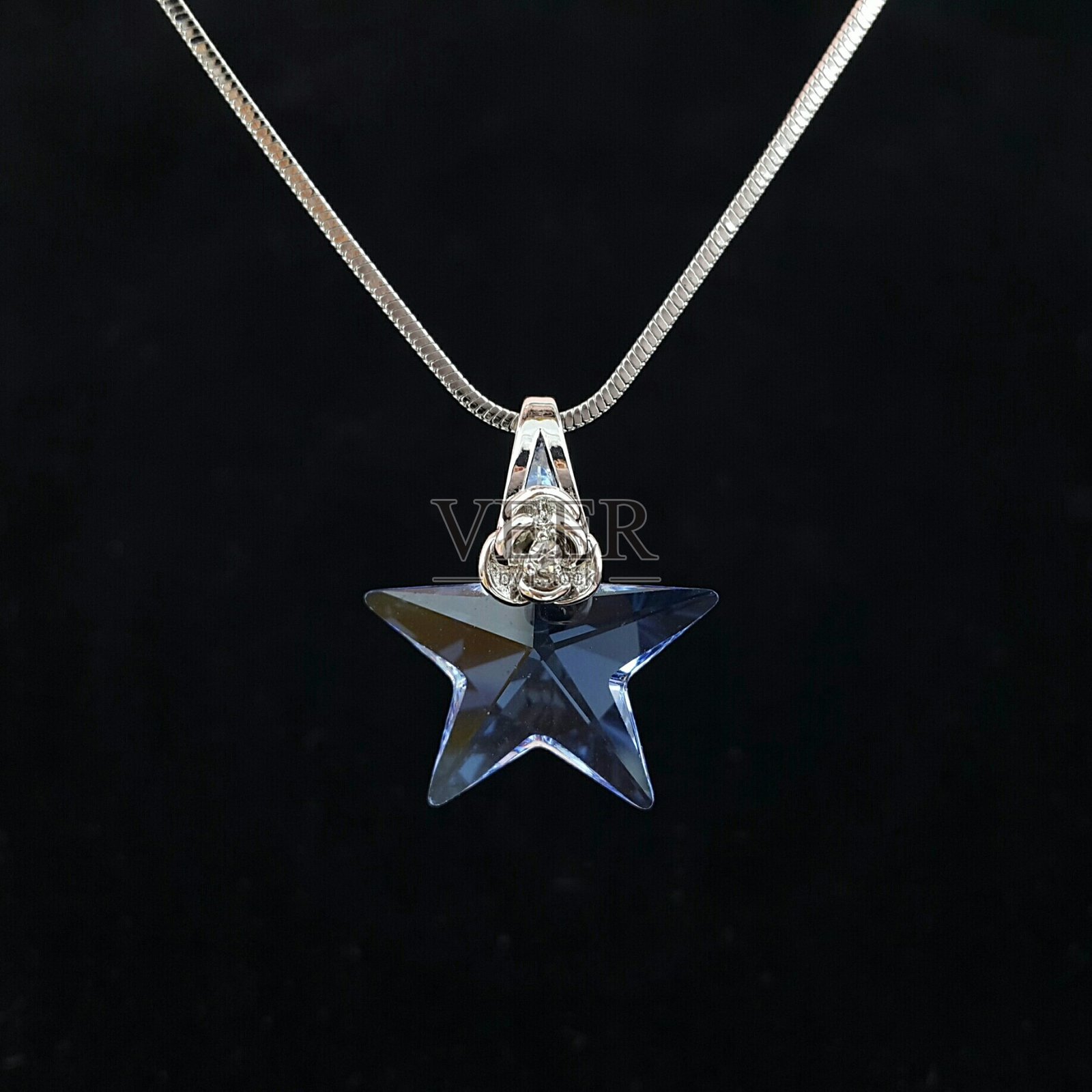 美丽设计的珠宝时尚配件为女性和女士闪亮的水晶或钻石耳环照片摄影图片