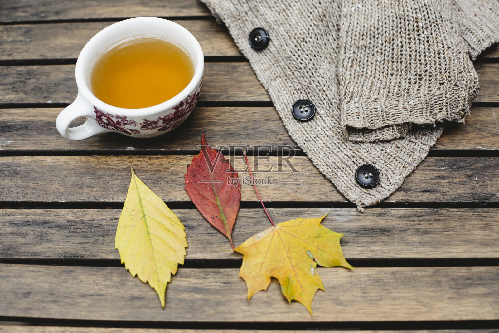 秋叶，一杯茶，一件羊毛外套照片摄影图片