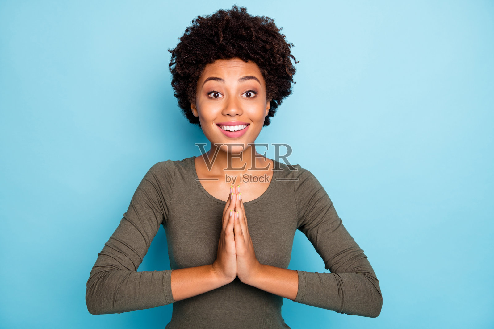 照片上的开朗可爱迷人迷人的孩子恳求你原谅她和购买可取的孤立在蓝色鲜艳的颜色背景照片摄影图片