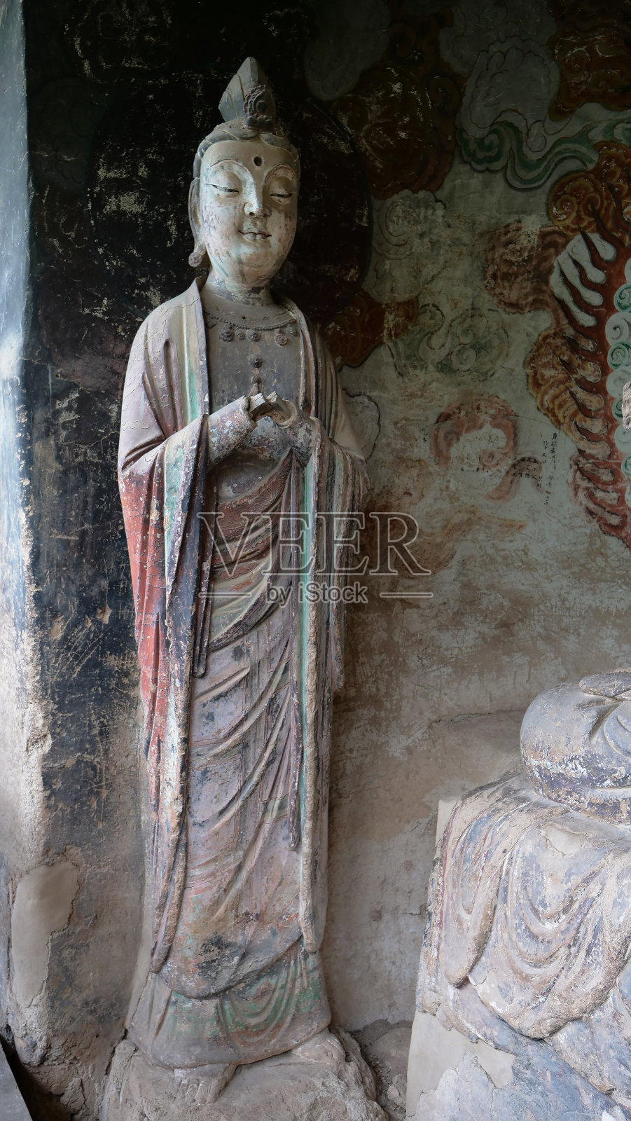 中国甘肃省天水市麦积山石窟庙群丝绸之路上一座有宗教洞穴的山照片摄影图片