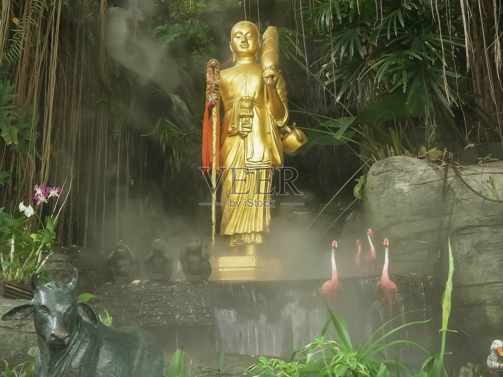 泰国曼谷金山雾中的佛像照片摄影图片