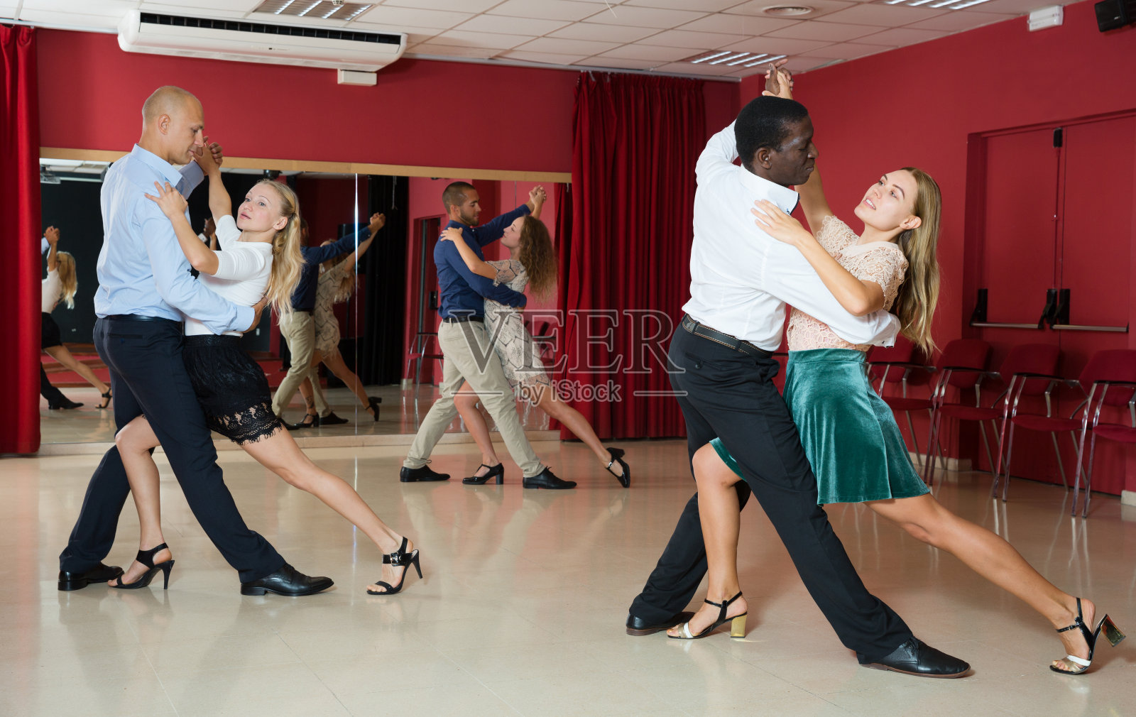 人们练习samba照片摄影图片