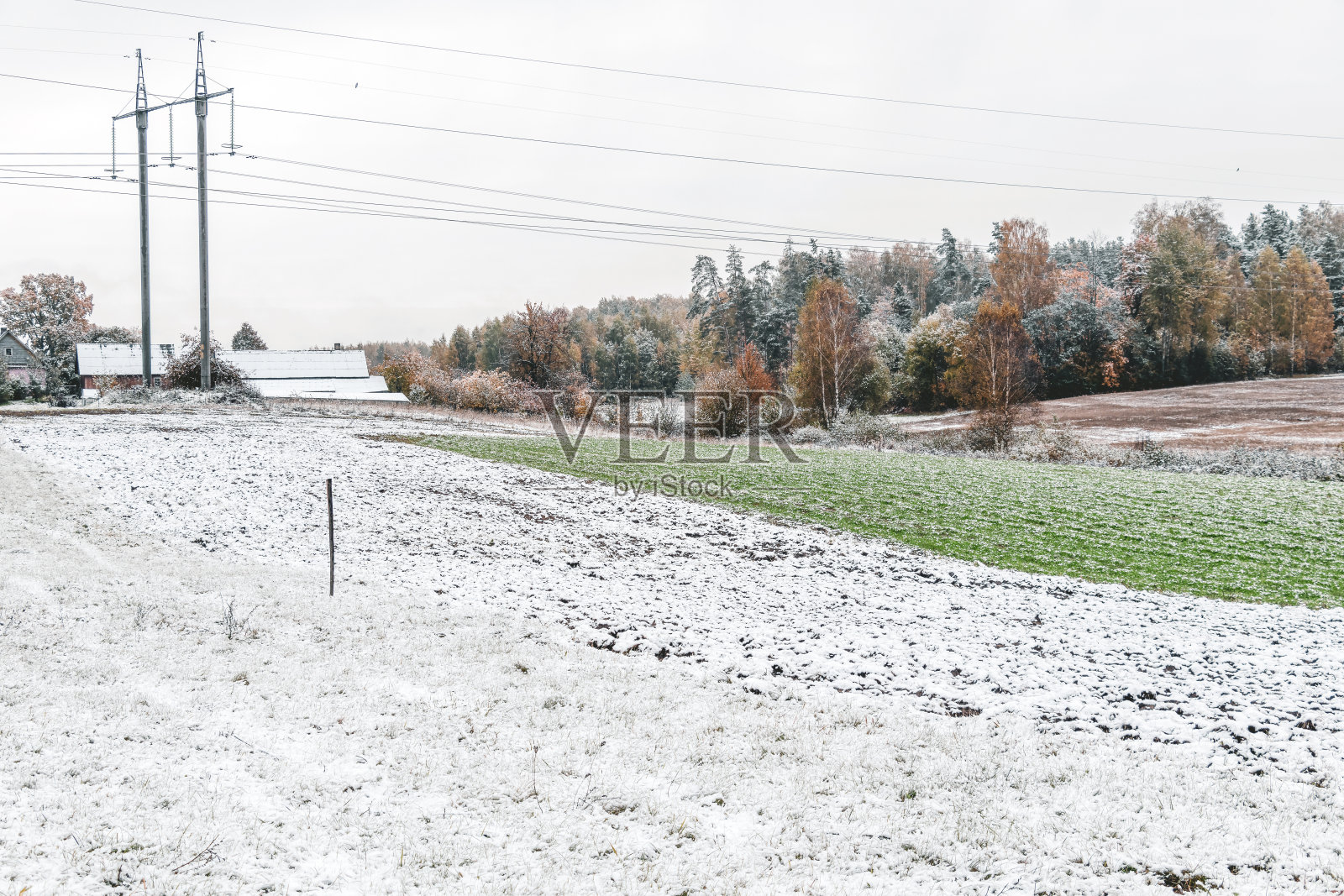 冬天的风景与初雪在乡村田野与深秋颜色照片摄影图片