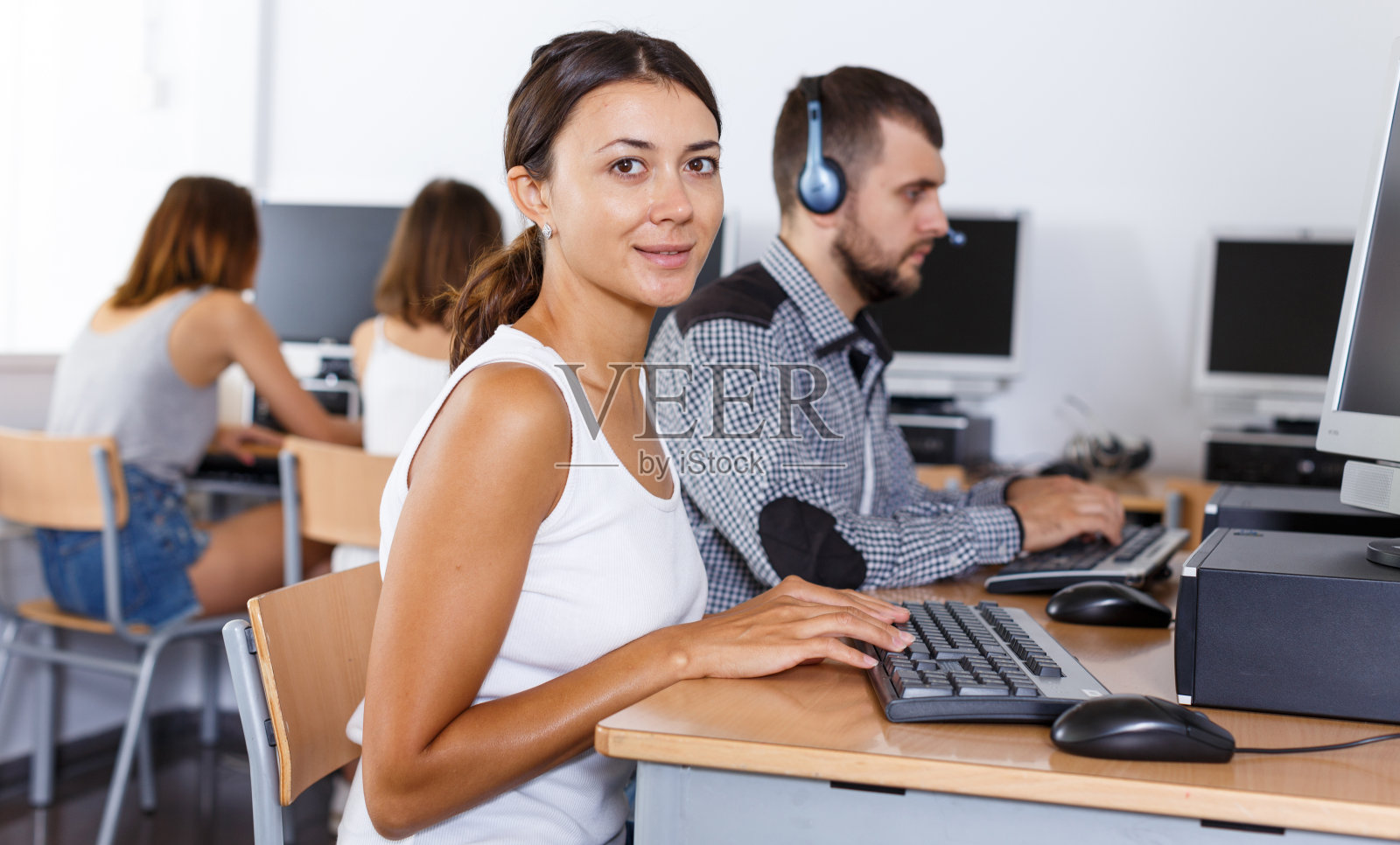 女孩在图书馆使用电脑照片摄影图片