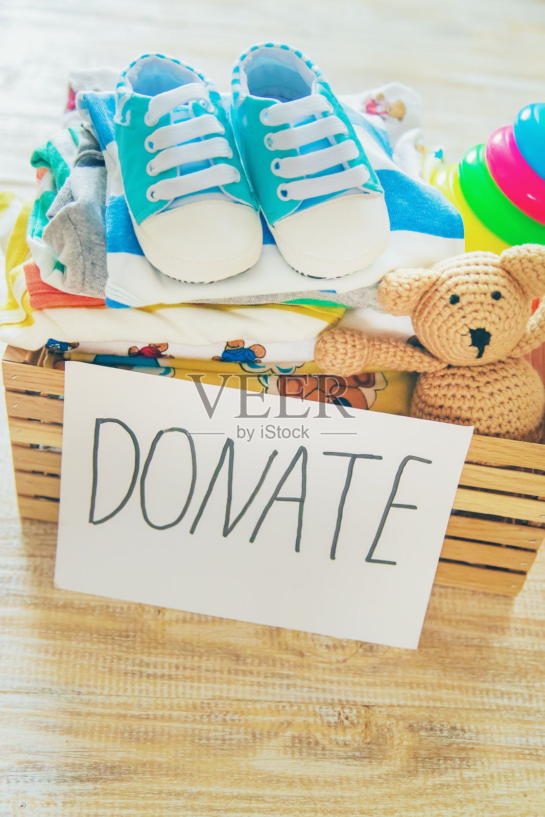 婴儿服装和捐赠配件。有选择性的重点。照片摄影图片