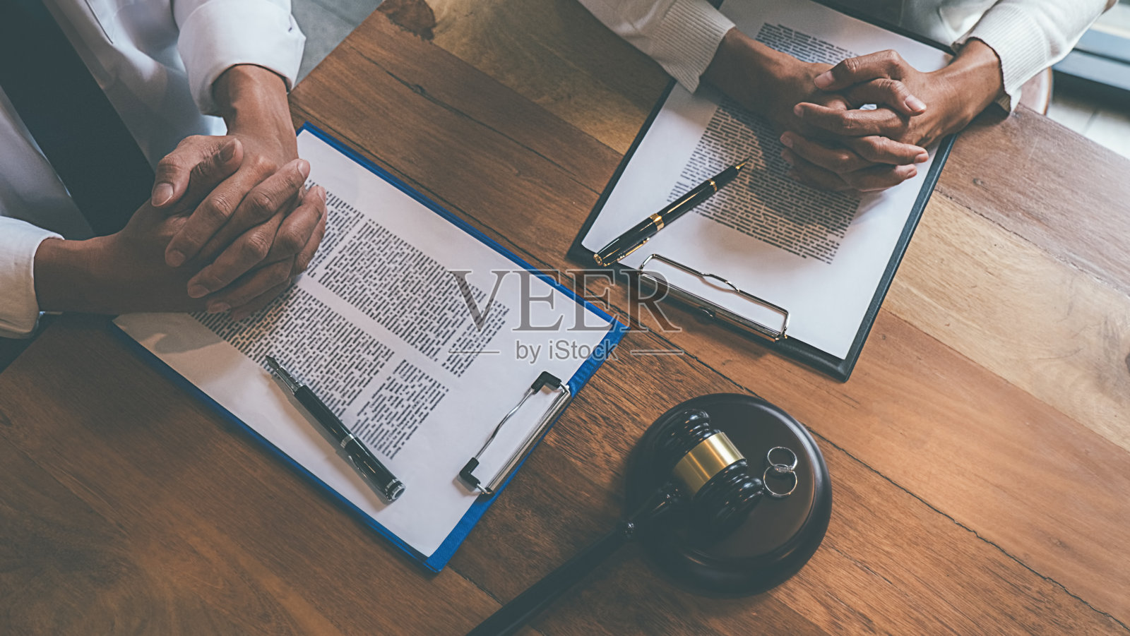 法官与司法律师就已婚夫妇之间的婚姻离婚问题进行决定、协商和签署离婚文件。法律和法律服务的概念。照片摄影图片