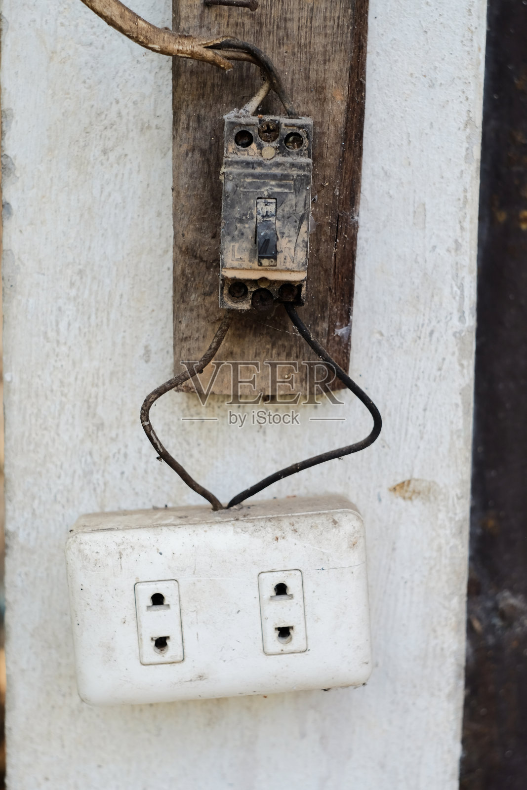 墙上又老又危险的电源插头。照片摄影图片