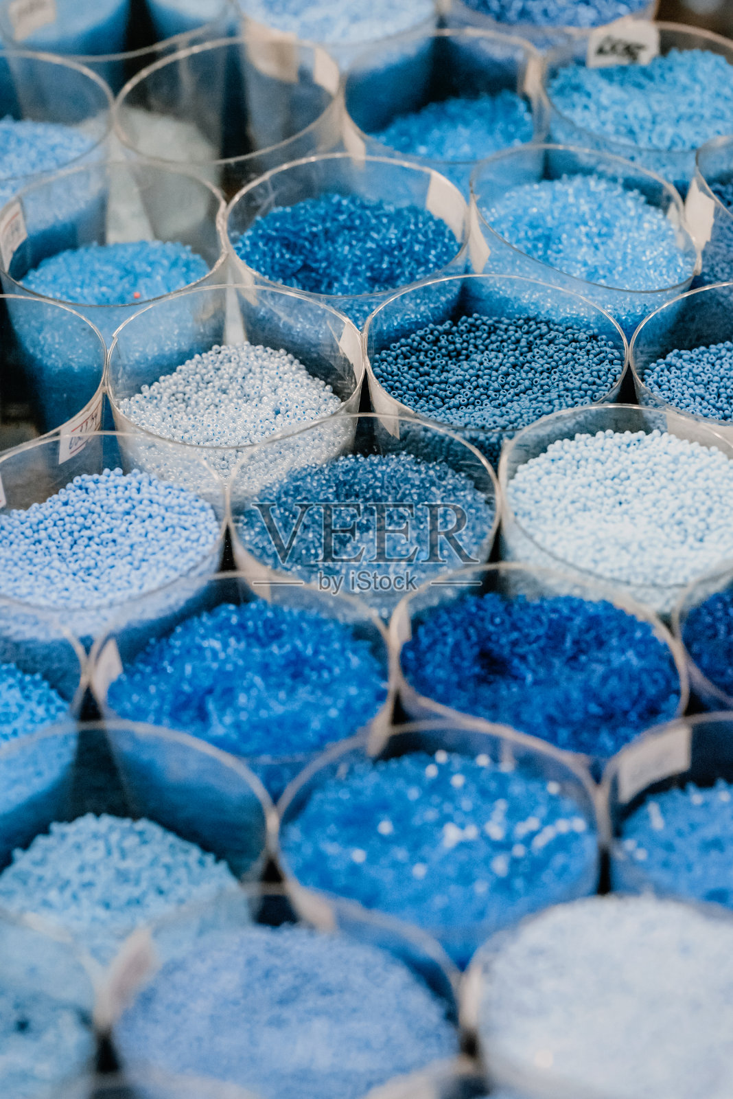 彩色玻璃珠图案。卷边。各种颜色的珠子在手工商店。照片摄影图片