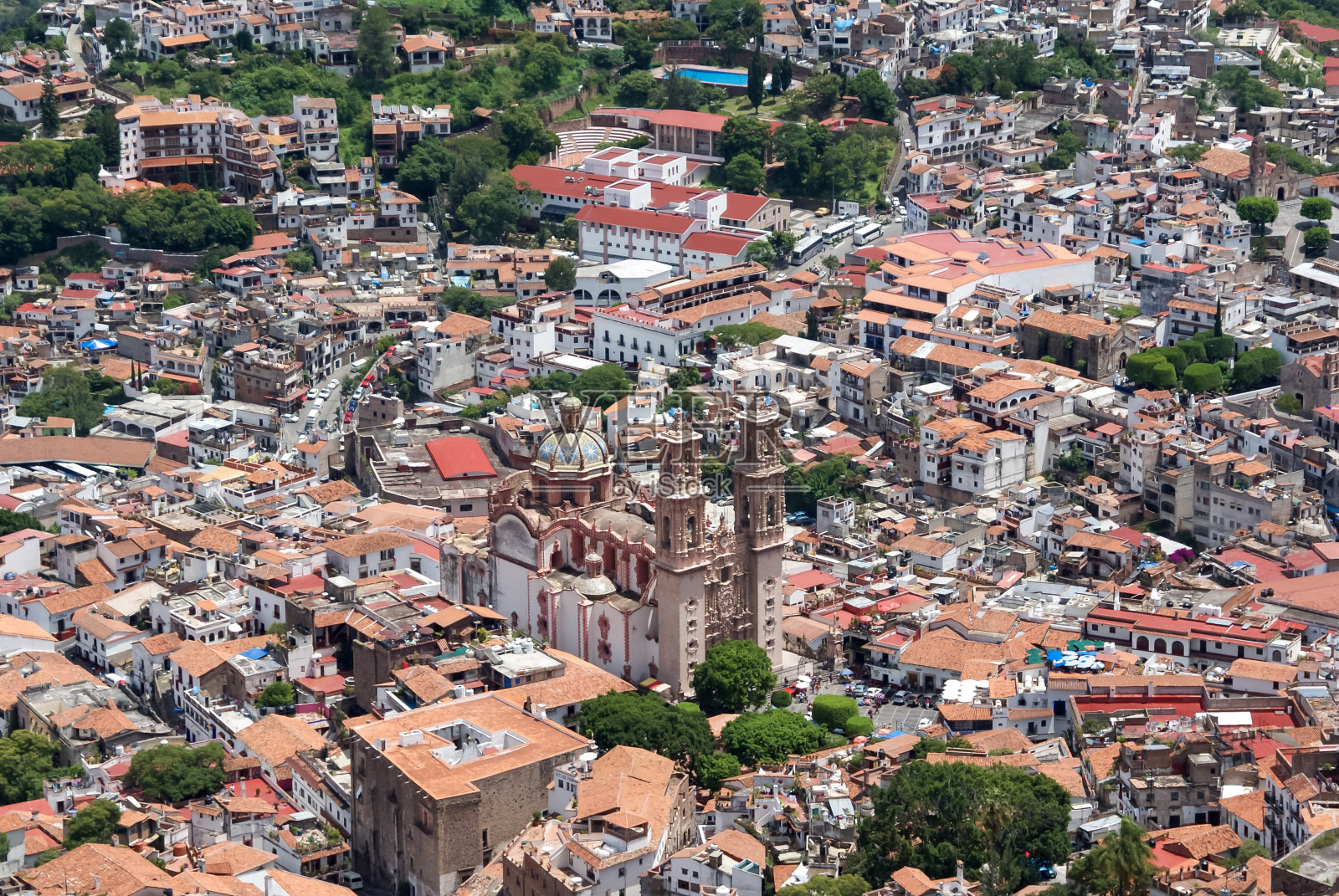 塔斯科的城市景观的高角度拍摄。城市的红色屋顶照片摄影图片