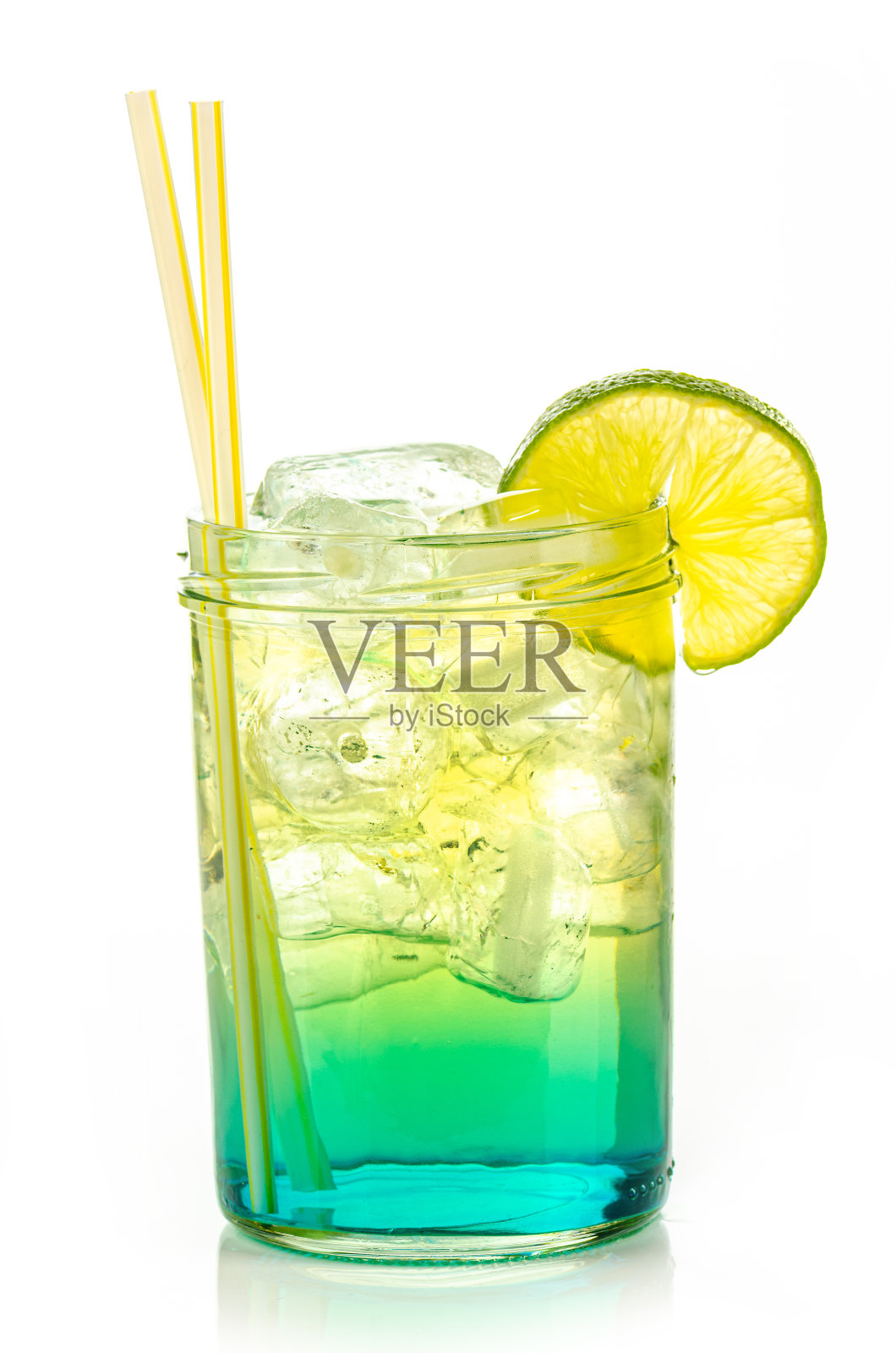 饮料与冰块和柠檬片在白色背景，孤立照片摄影图片