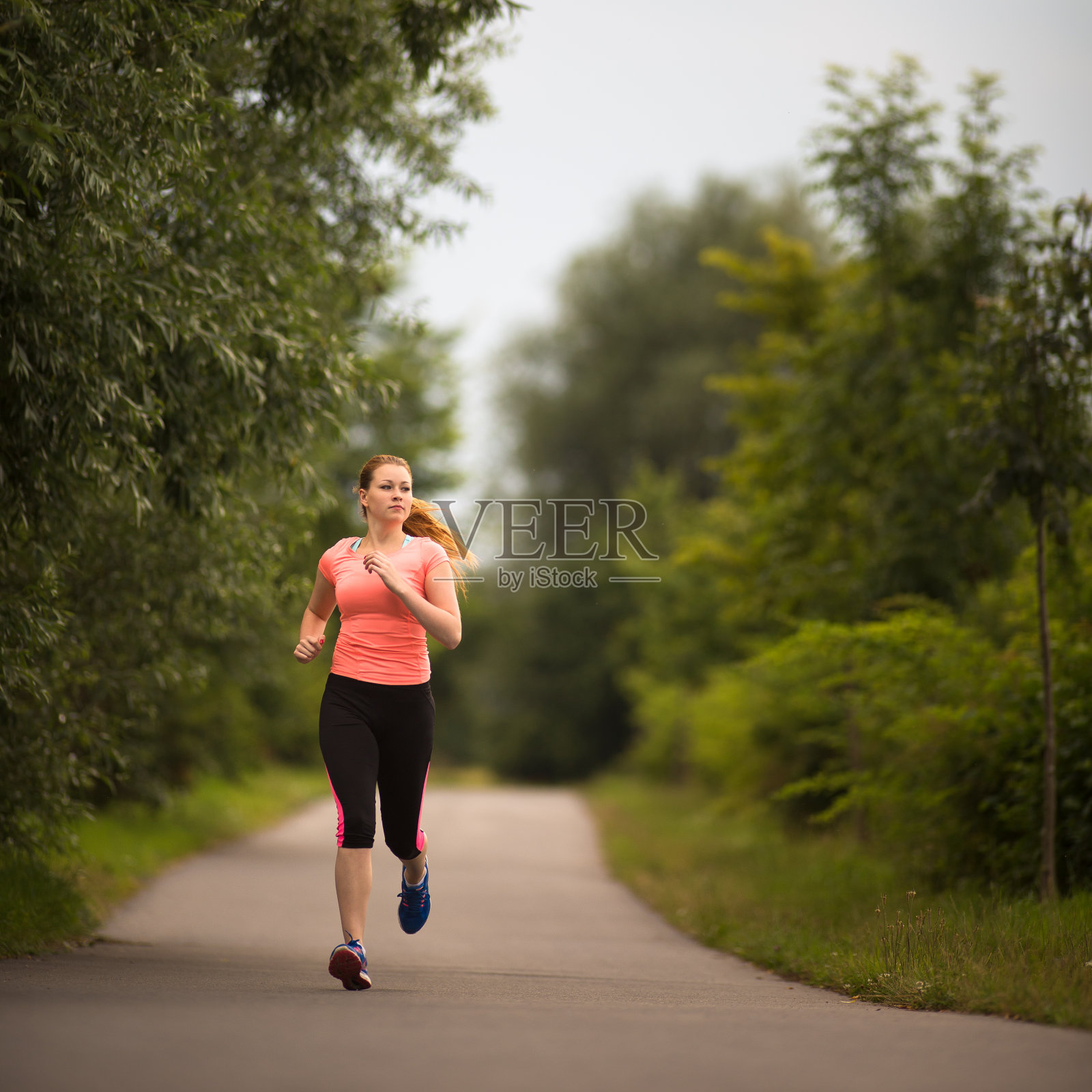 年轻女子在户外奔跑照片摄影图片