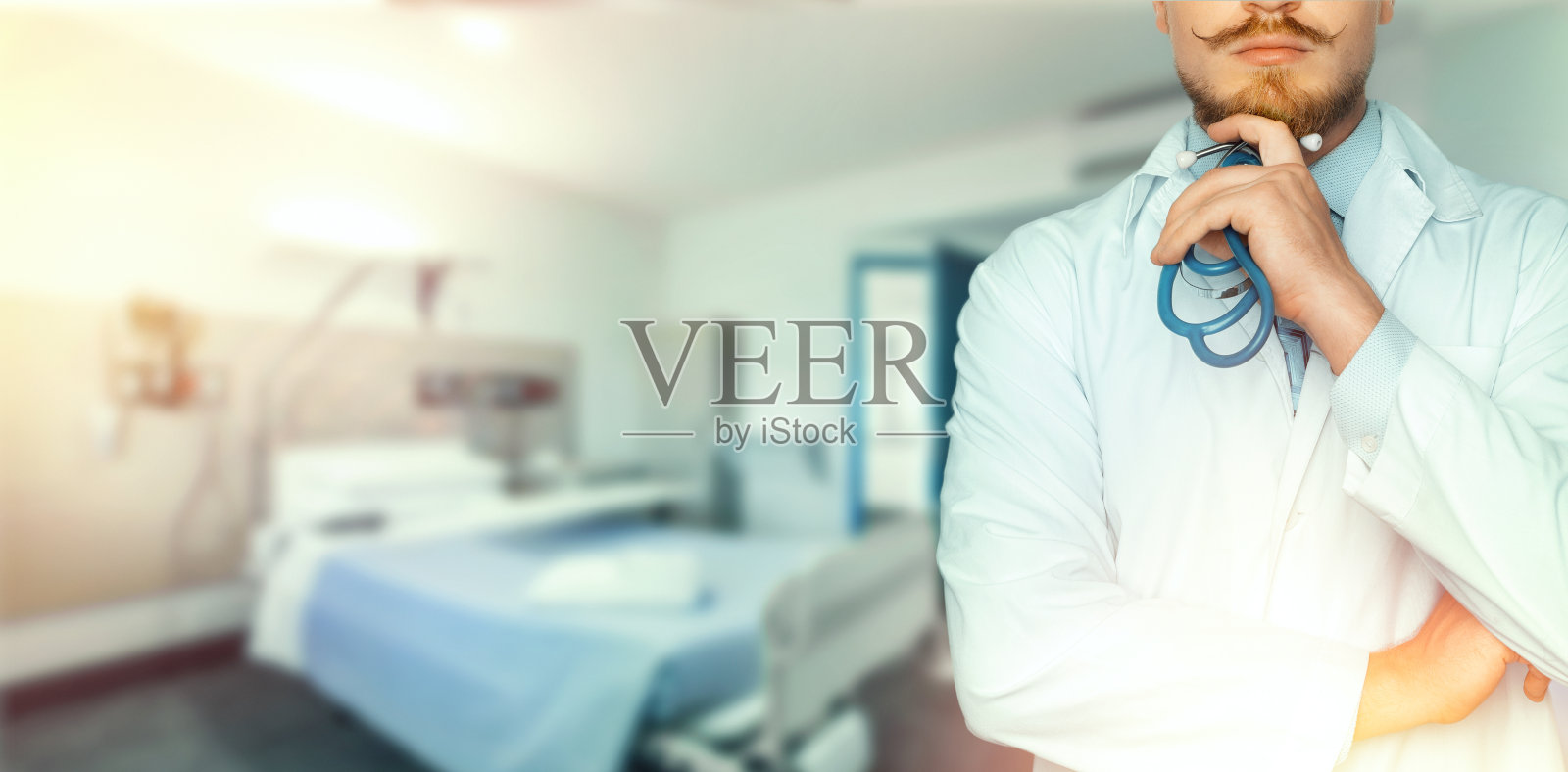 健康和医学的概念。概念医生思考并保持一只手靠近脸部，创造肖像照片摄影图片