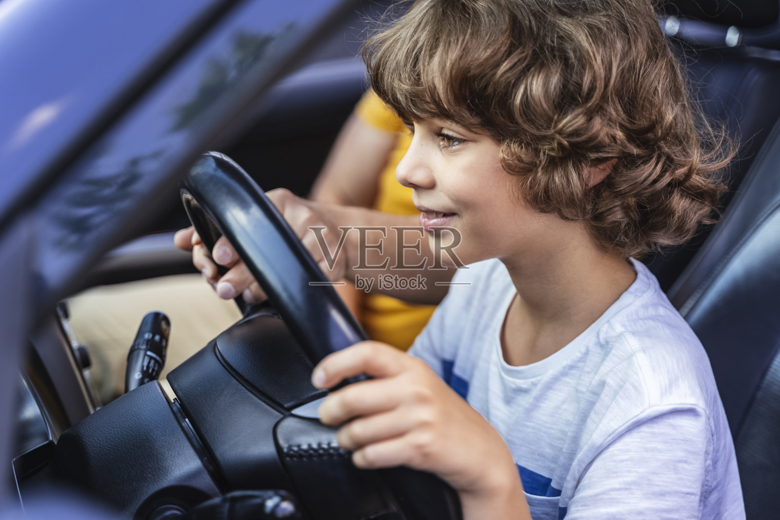 快乐的小司机在车里看着路照片摄影图片