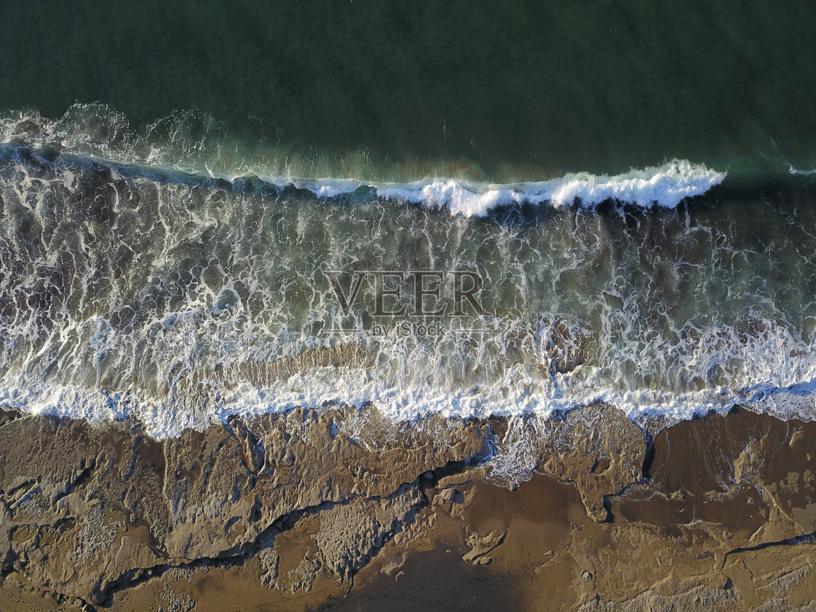 航拍的岩石海岸到达和打破海浪在毕尔巴鄂西班牙照片摄影图片
