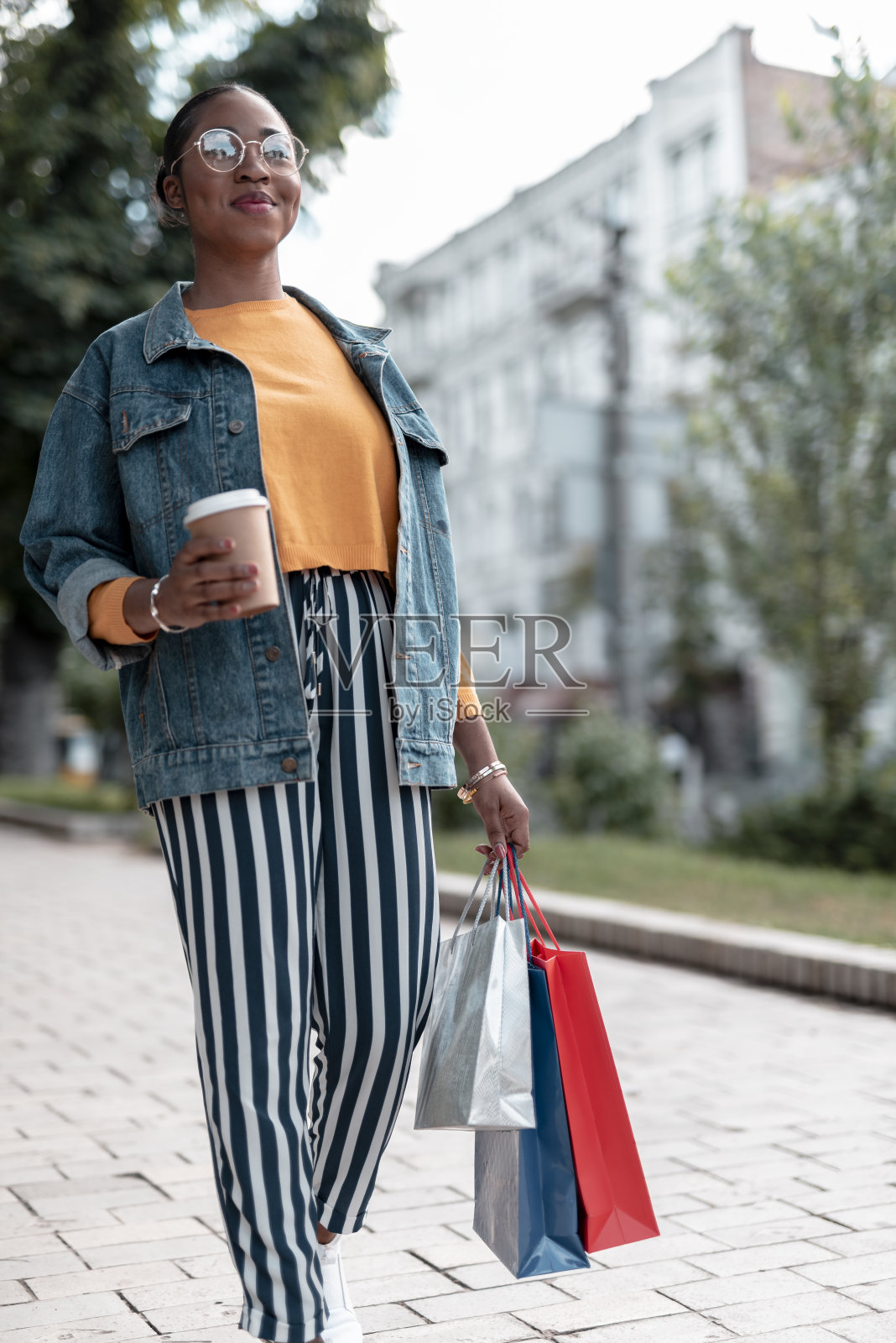 快乐的女性与咖啡在户外购物库存照片照片摄影图片