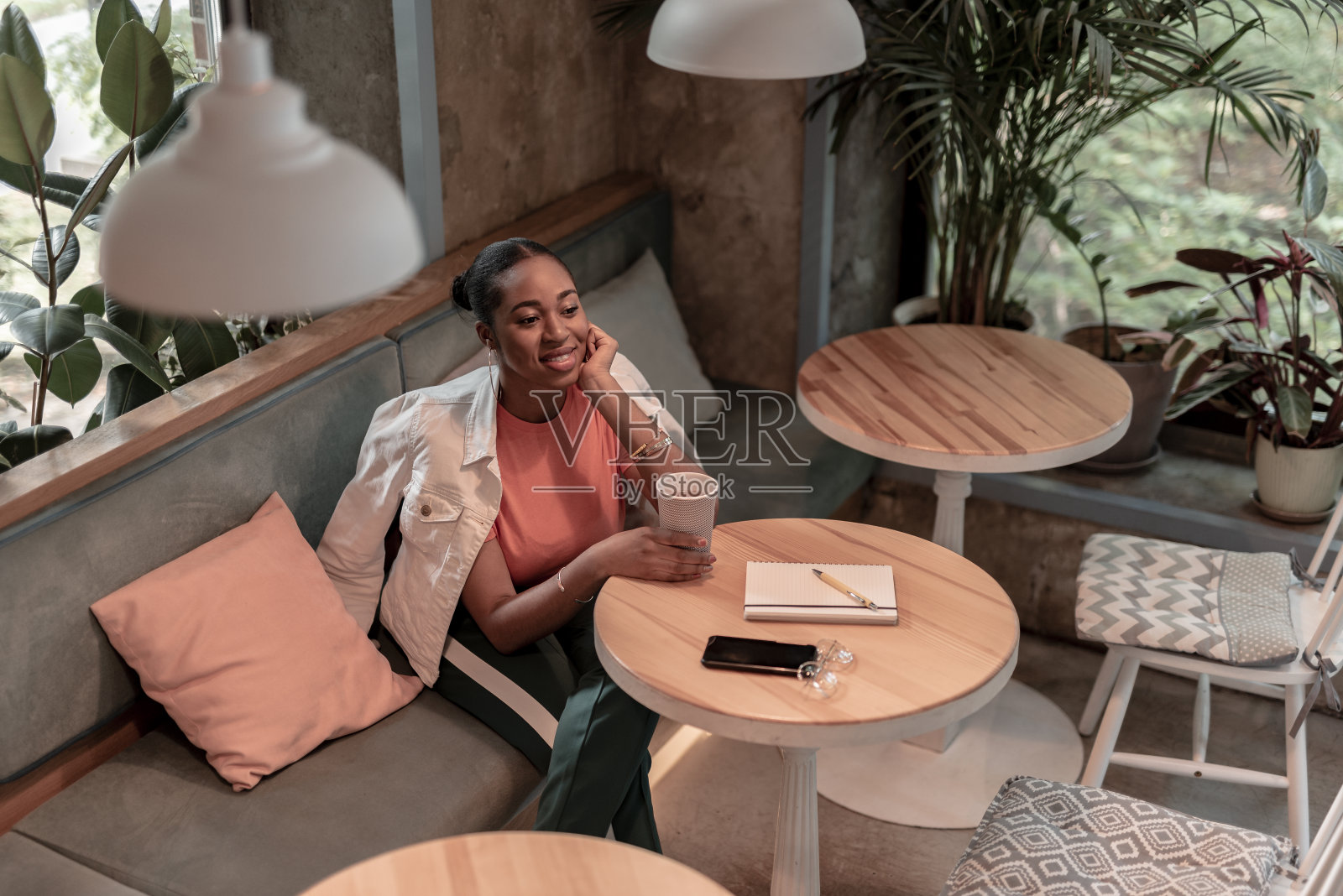 快乐的女人花空闲时间在咖啡馆库存照片照片摄影图片