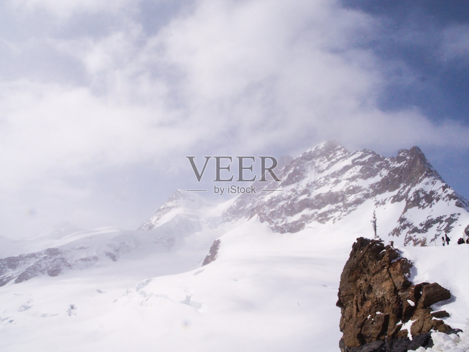 瑞士伯尔尼斯高地，从曼尼钦人的视角看少女峰山顶。照片摄影图片