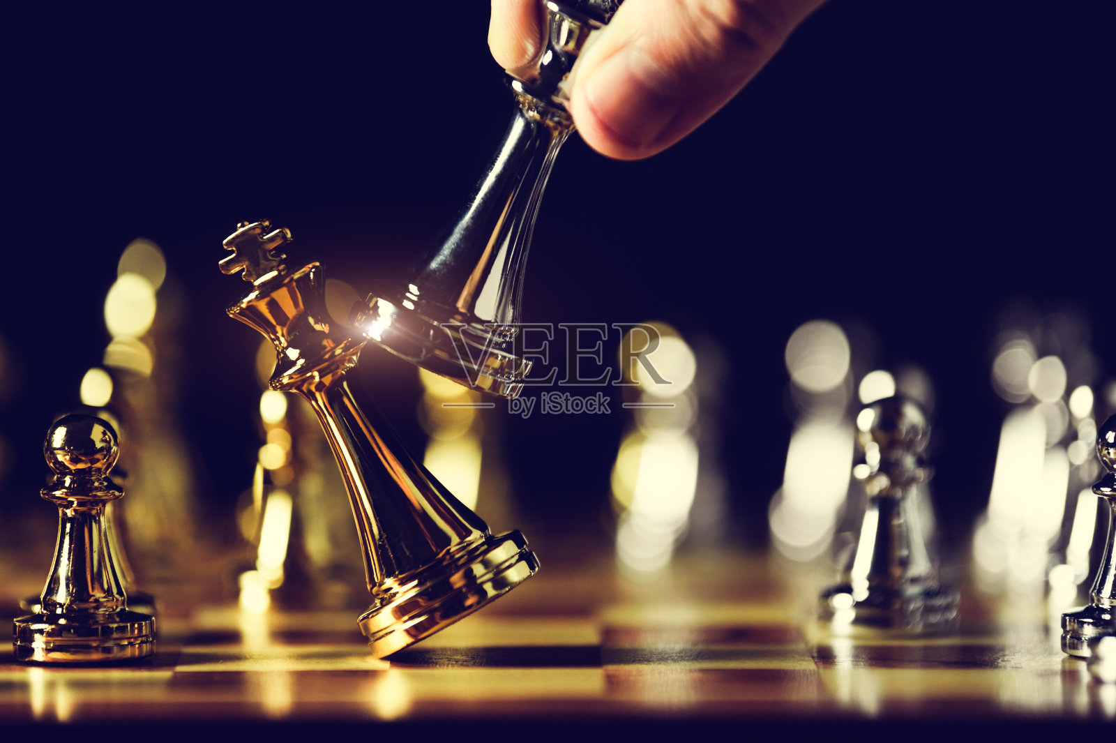 近距离的王棋子击败敌人或贸易对手将死在棋盘游戏结束。商人用手动棋来成功竞争。领导与战略管理照片摄影图片