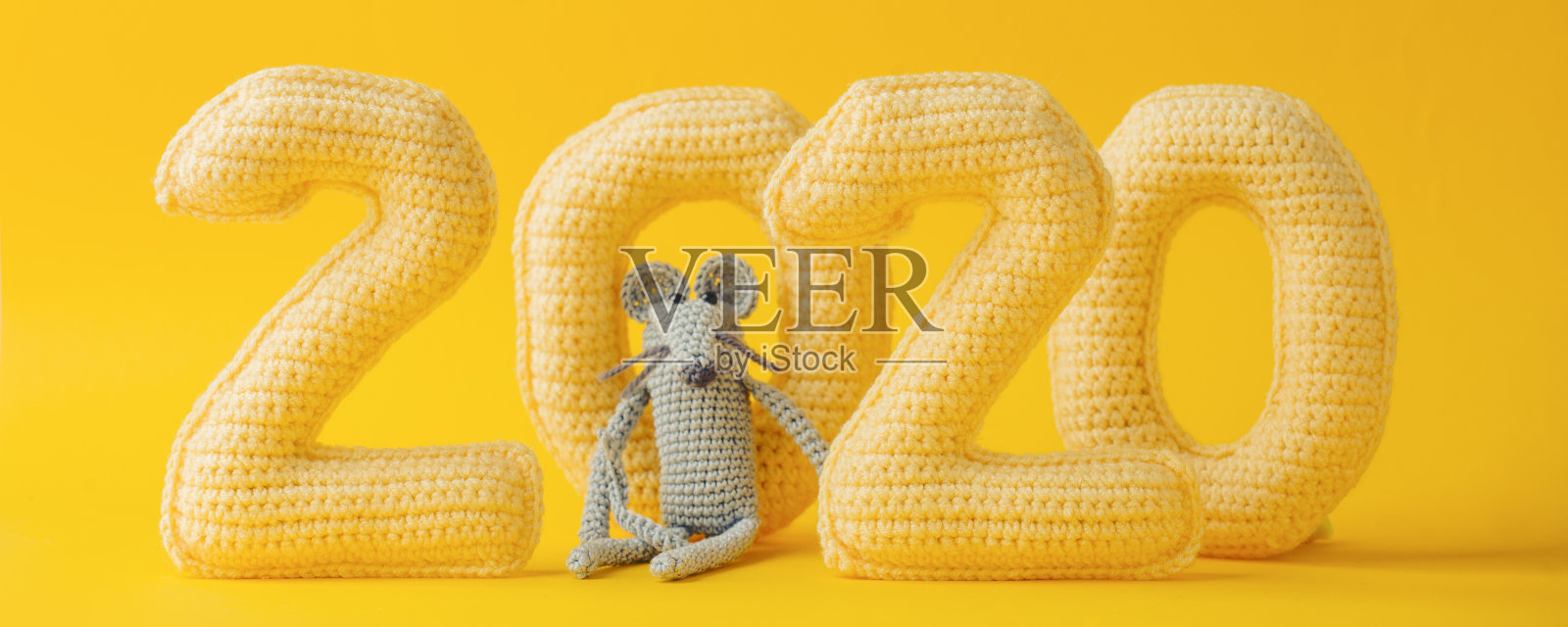 新年快乐理念。2020年织了黄色数字，黄色背景上是鼠年的象征。节日趣味装饰，节日符号，派对，单色插画图片素材
