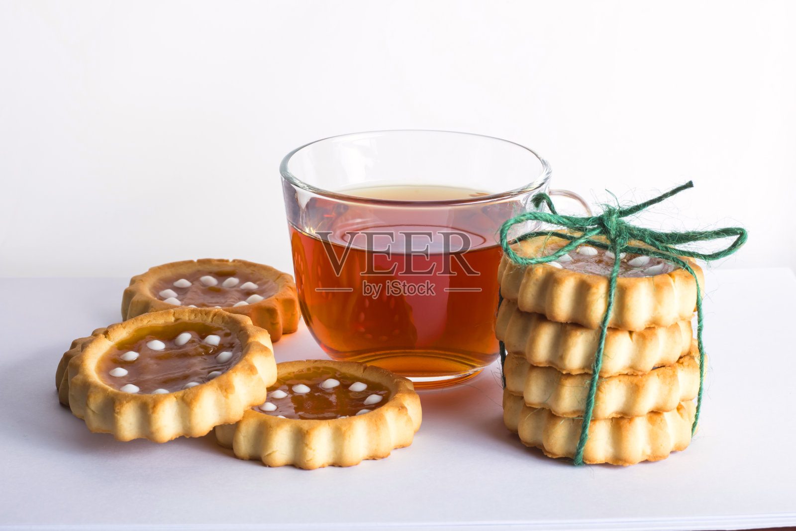 一杯漂亮的饼干包装作为礼物的茶在白色的背景照片摄影图片