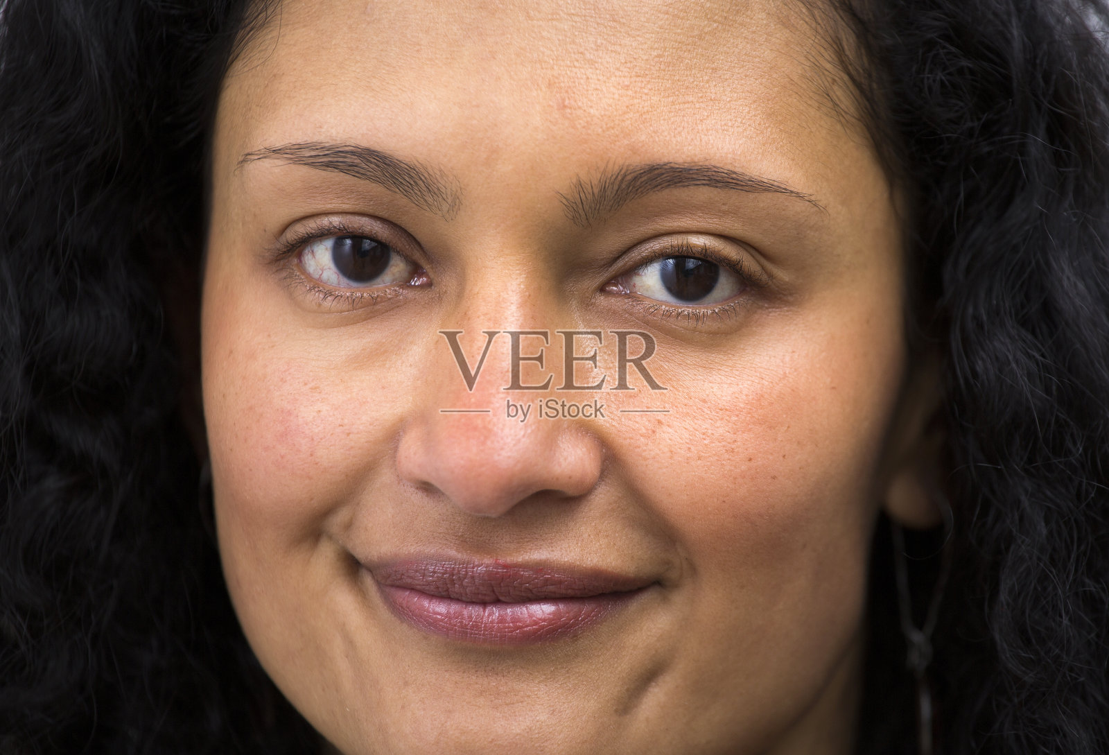 美丽的哥伦比亚女人，一头卷发照片摄影图片