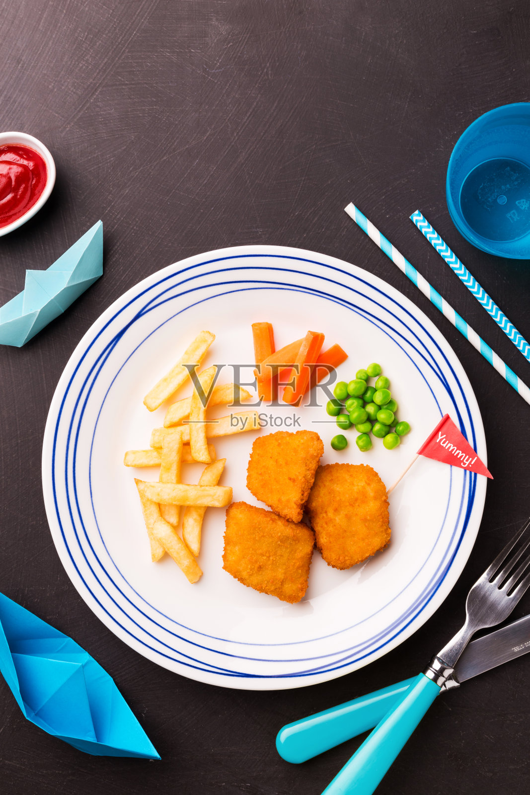 儿童餐(晚餐)-鱼，薯条，胡萝卜和青豆照片摄影图片