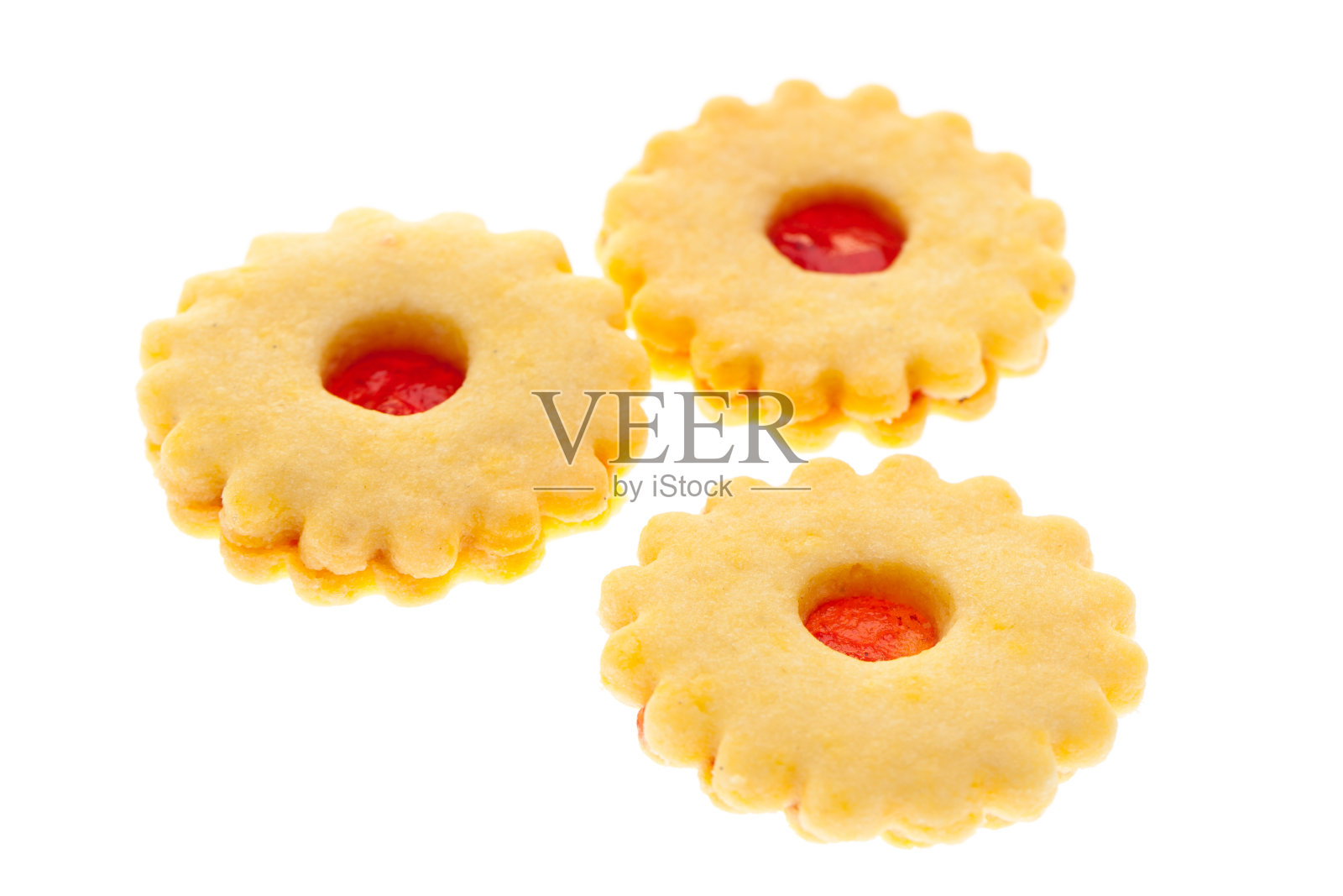 圣诞饼干:几块带草莓酱的圆形圣诞饼干照片摄影图片