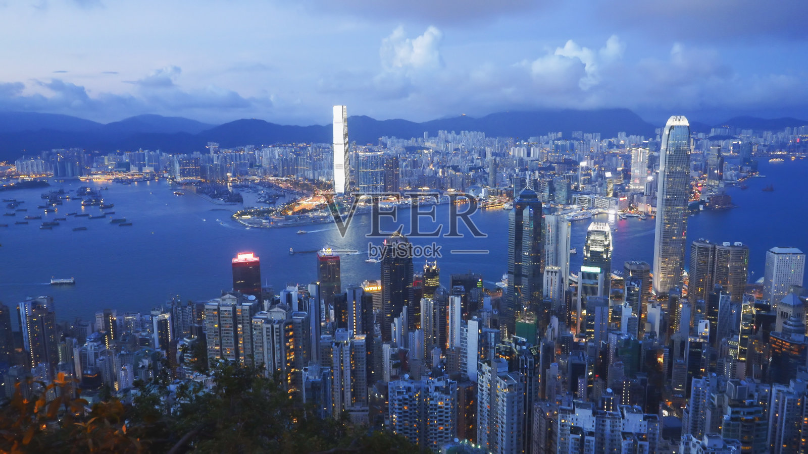 黄昏时分，在香港的山顶上，一览无余照片摄影图片