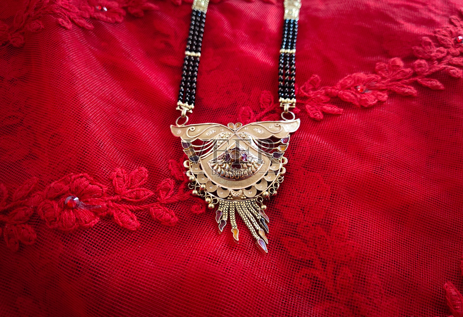 印度传统金项链。照片摄影图片