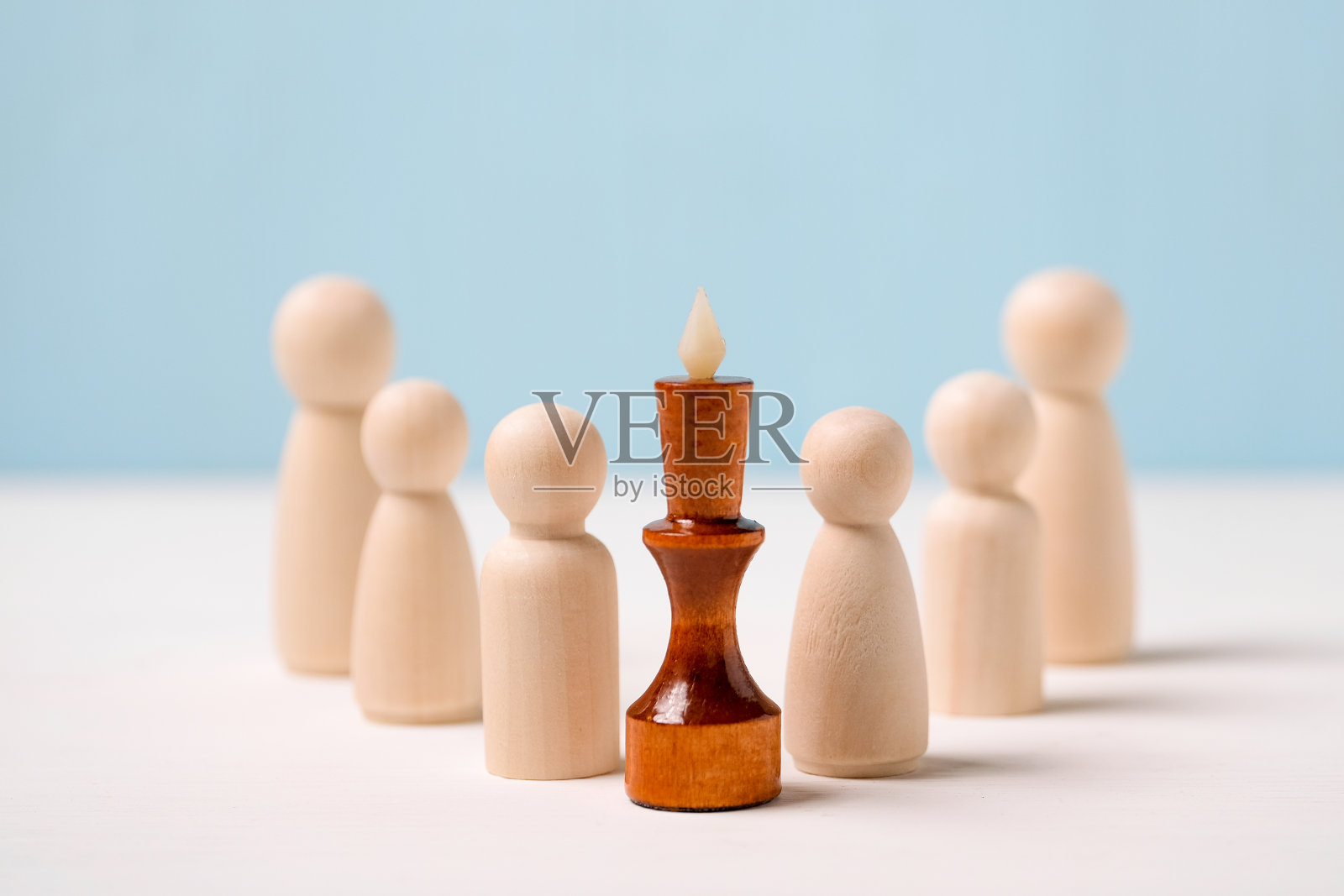 领袖,赢家的概念。称职的主管。国王的木雕。照片摄影图片