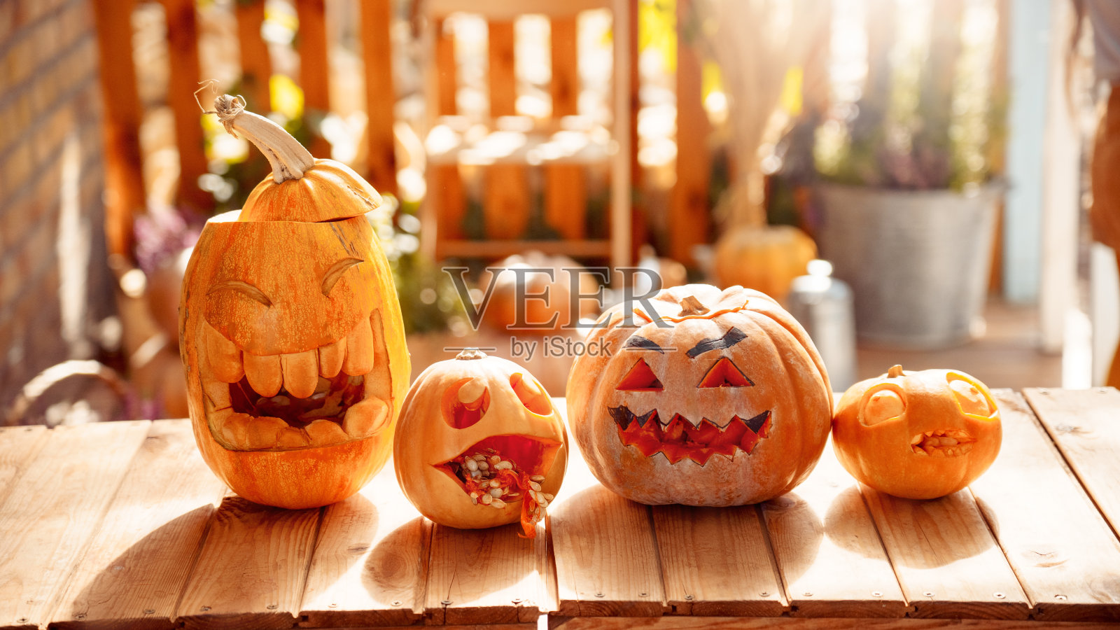 在木桌上雕刻万圣节南瓜照片摄影图片