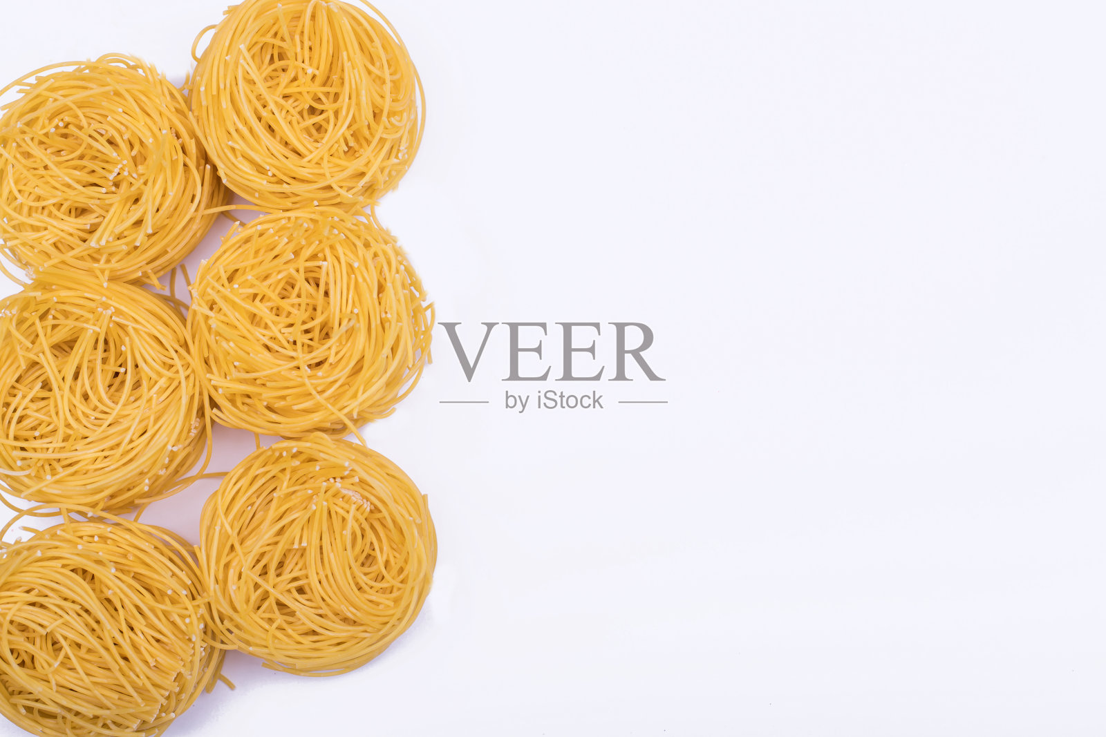 意大利蛋面巢孤立于白色背景上，平躺，仿造而成照片摄影图片